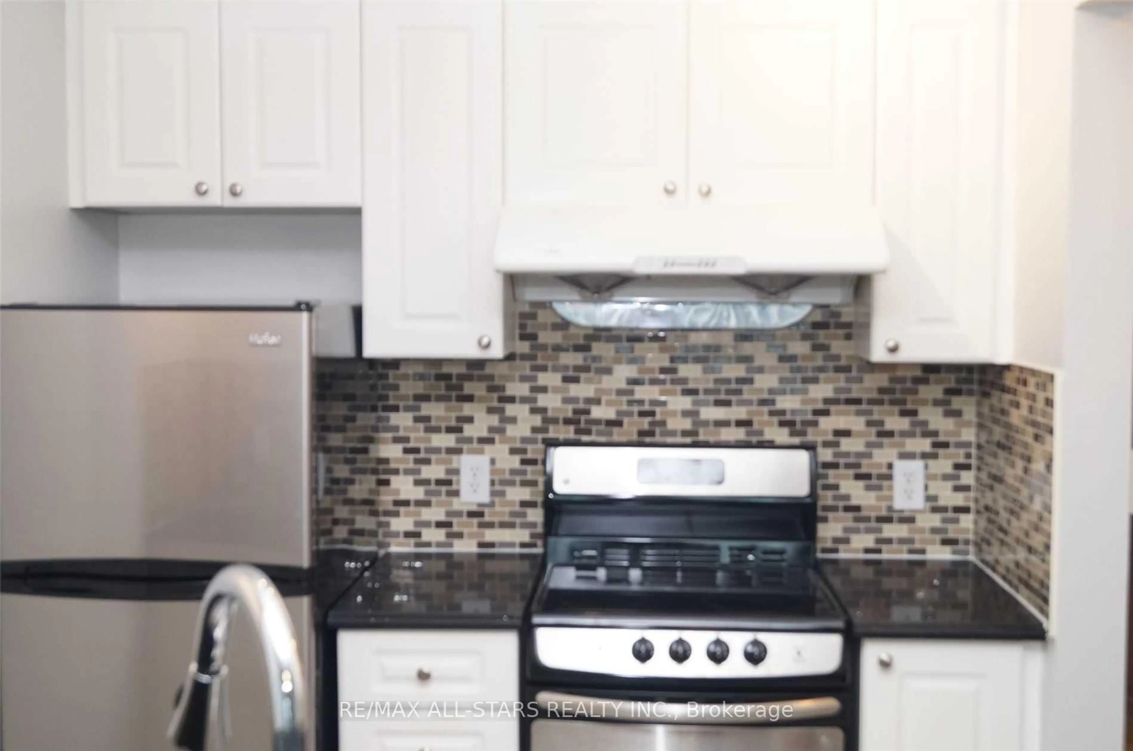 Standard kitchen, ceramic/tile floor for 1 Lee Centre Dr #2315, Toronto Ontario M1H 3J2