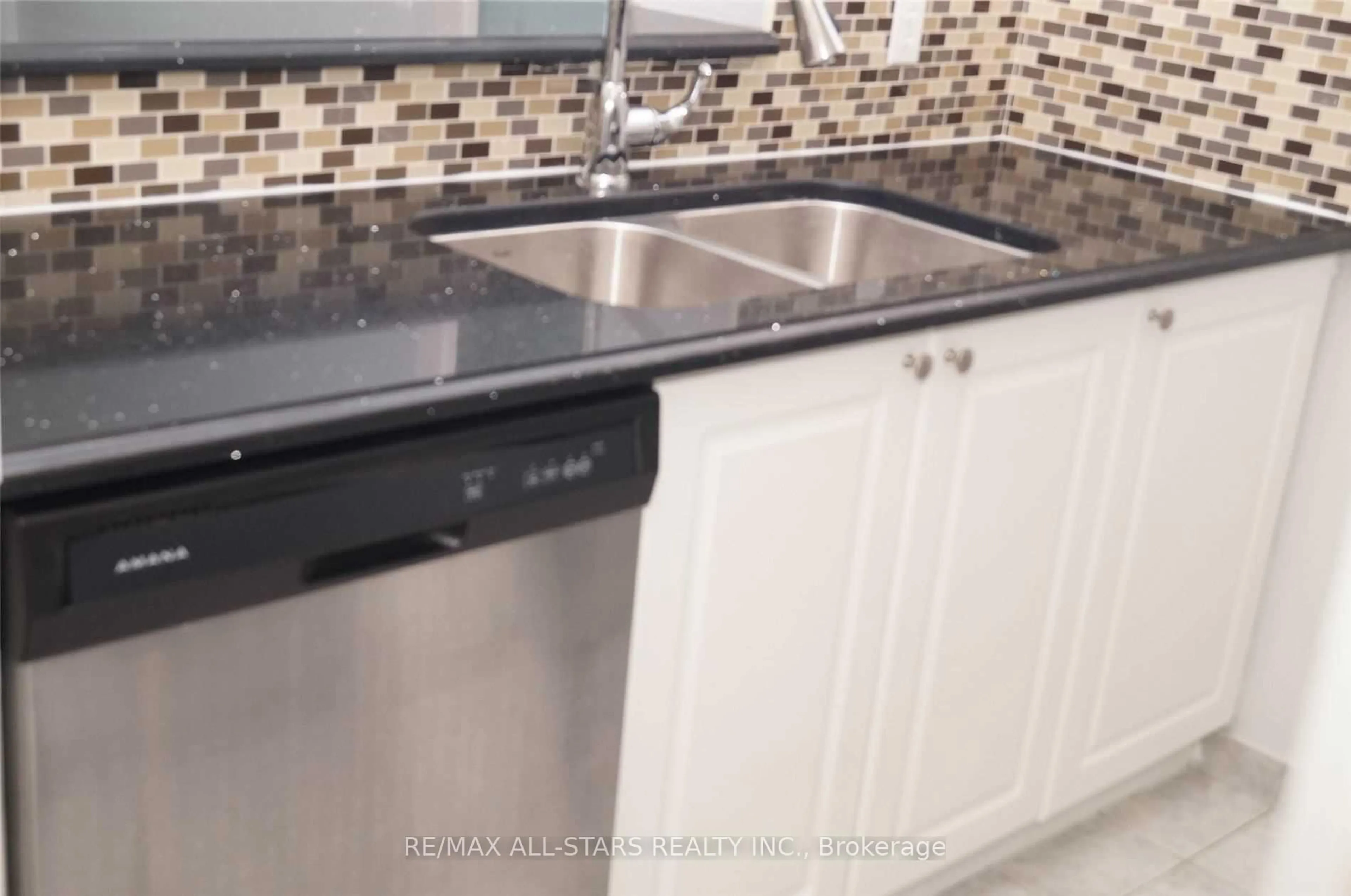 Standard kitchen, ceramic/tile floor for 1 Lee Centre Dr #2315, Toronto Ontario M1H 3J2