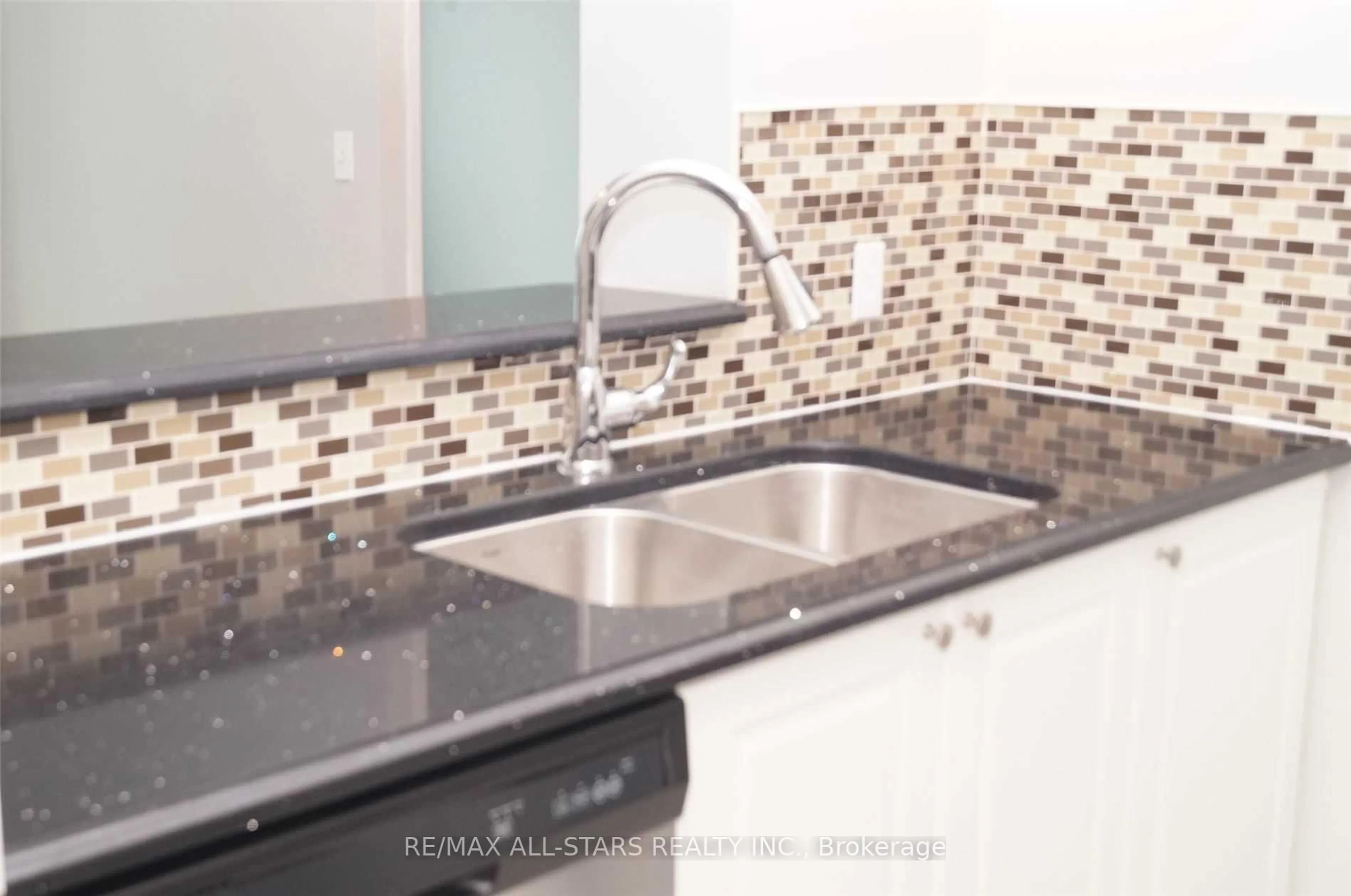 Standard kitchen, ceramic/tile floor for 1 Lee Centre Dr #2315, Toronto Ontario M1H 3J2