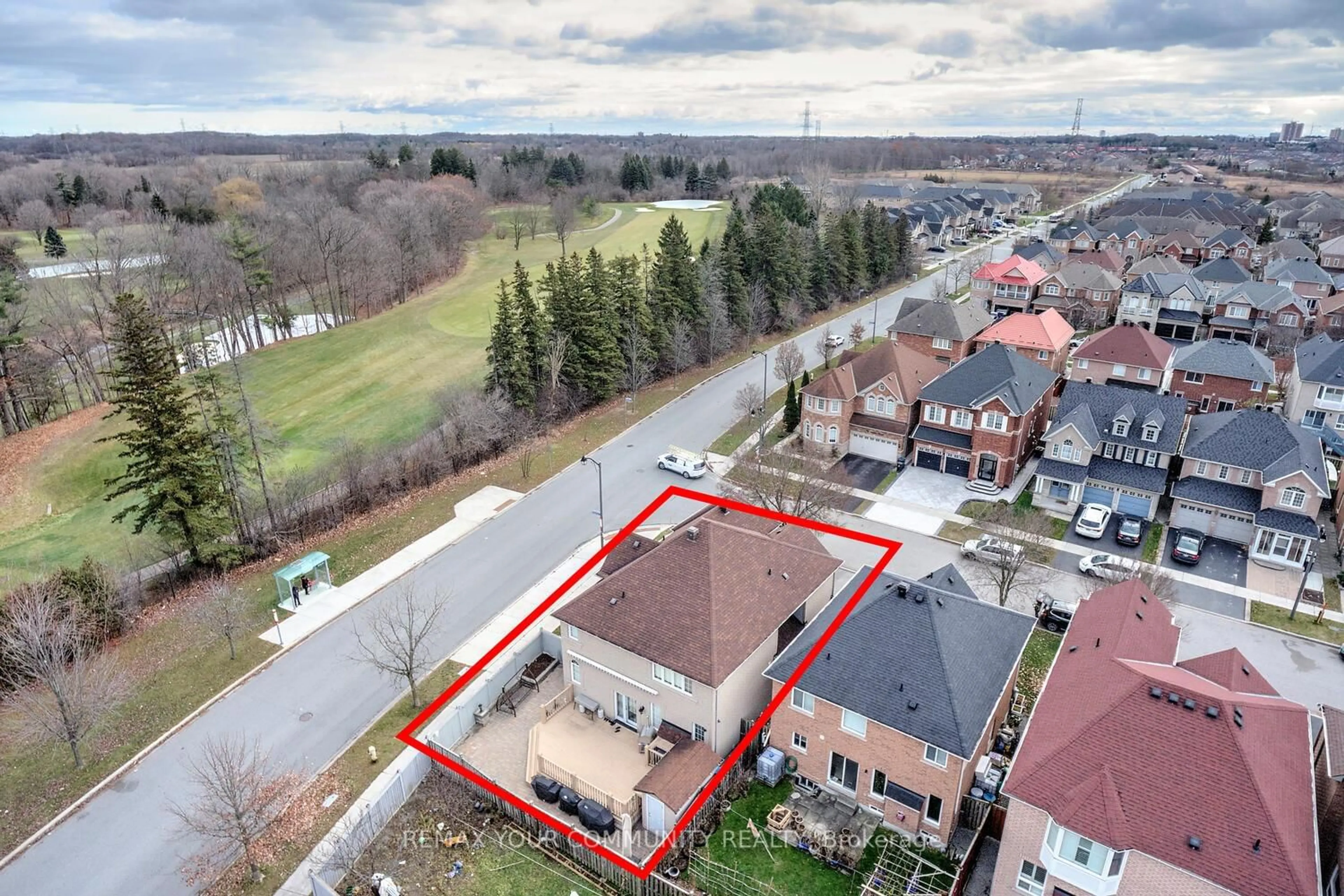A pic from outside/outdoor area/front of a property/back of a property/a pic from drone, building for 406 Staines Rd, Toronto Ontario M1X 2B9