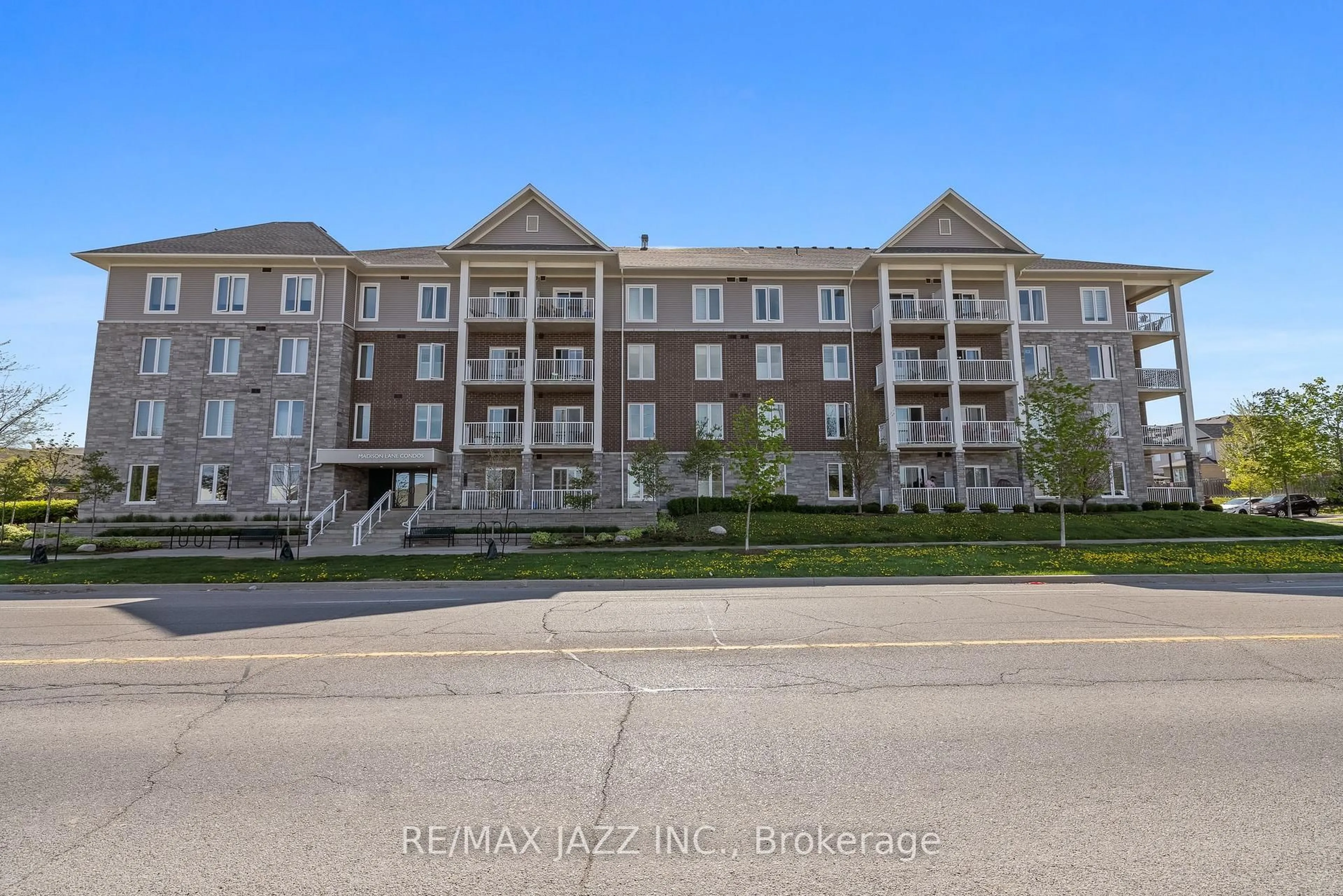 A pic from outside/outdoor area/front of a property/back of a property/a pic from drone, building for 290 Liberty St #316, Clarington Ontario L1C 0V5