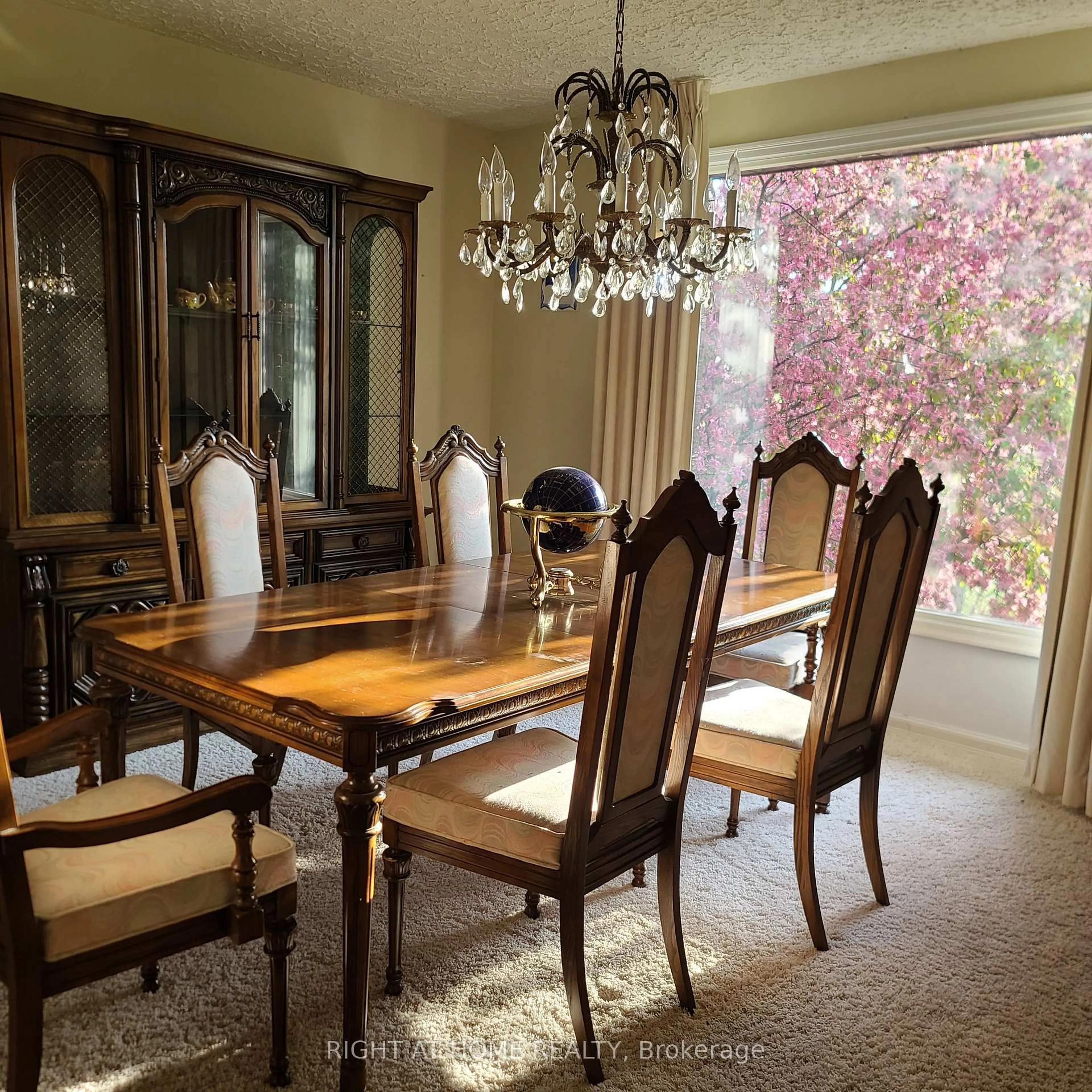 Dining room, wood/laminate floor for 2853 Bellwood Dr, Clarington Ontario L1B 0L5