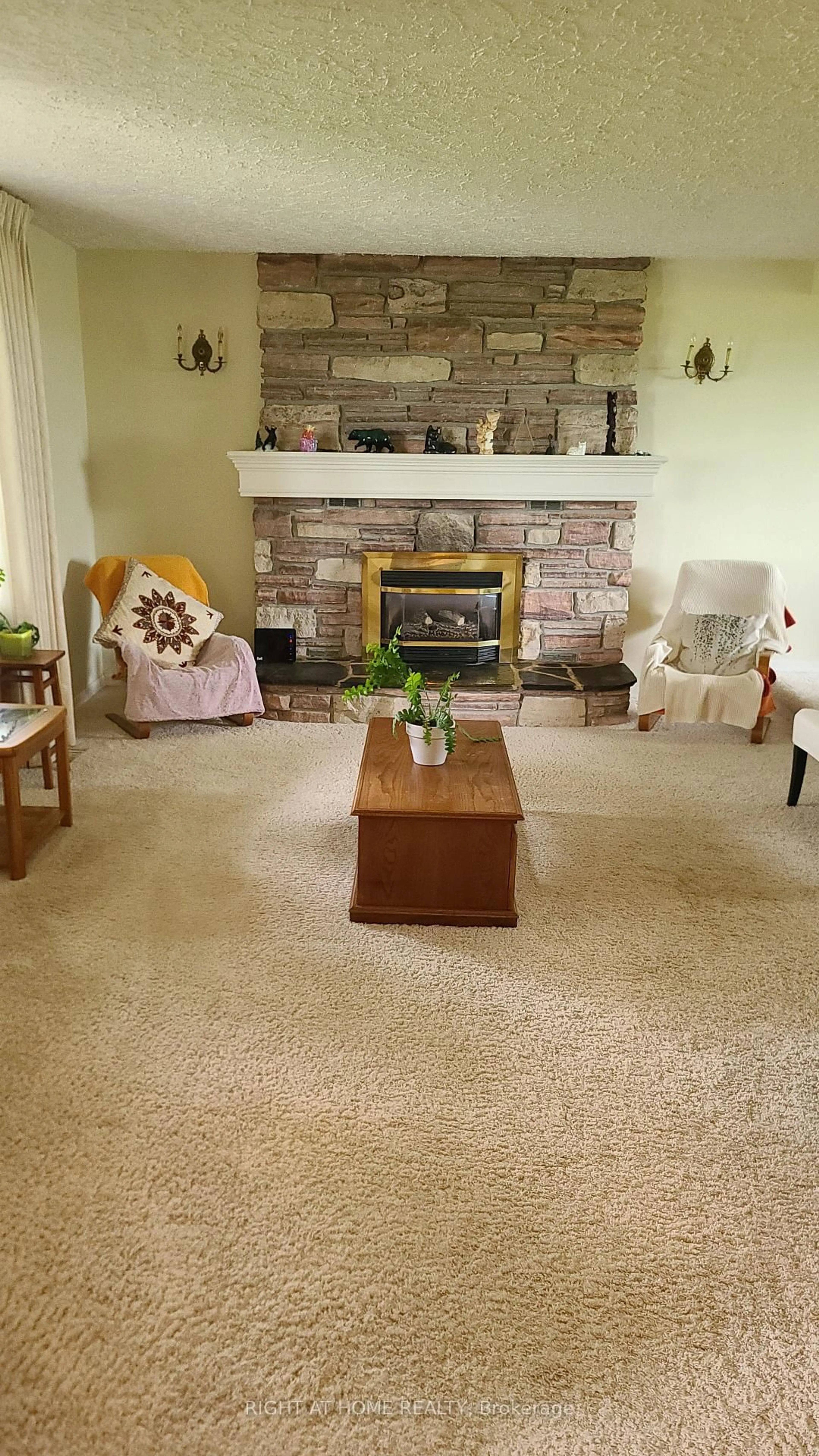 Living room with furniture, carpet floor for 2853 Bellwood Dr, Clarington Ontario L1B 0L5