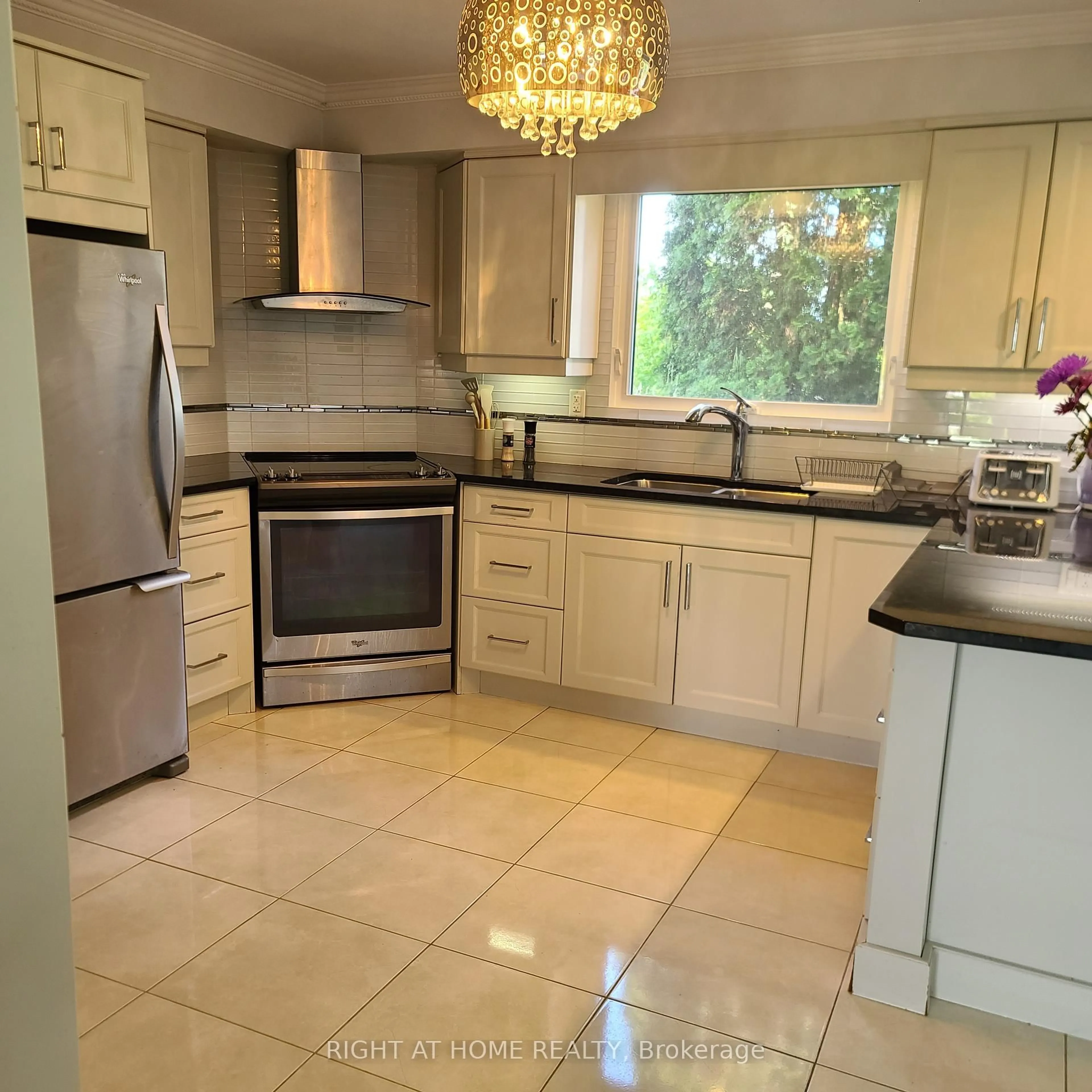 Open concept kitchen, ceramic/tile floor for 2853 Bellwood Dr, Clarington Ontario L1B 0L5