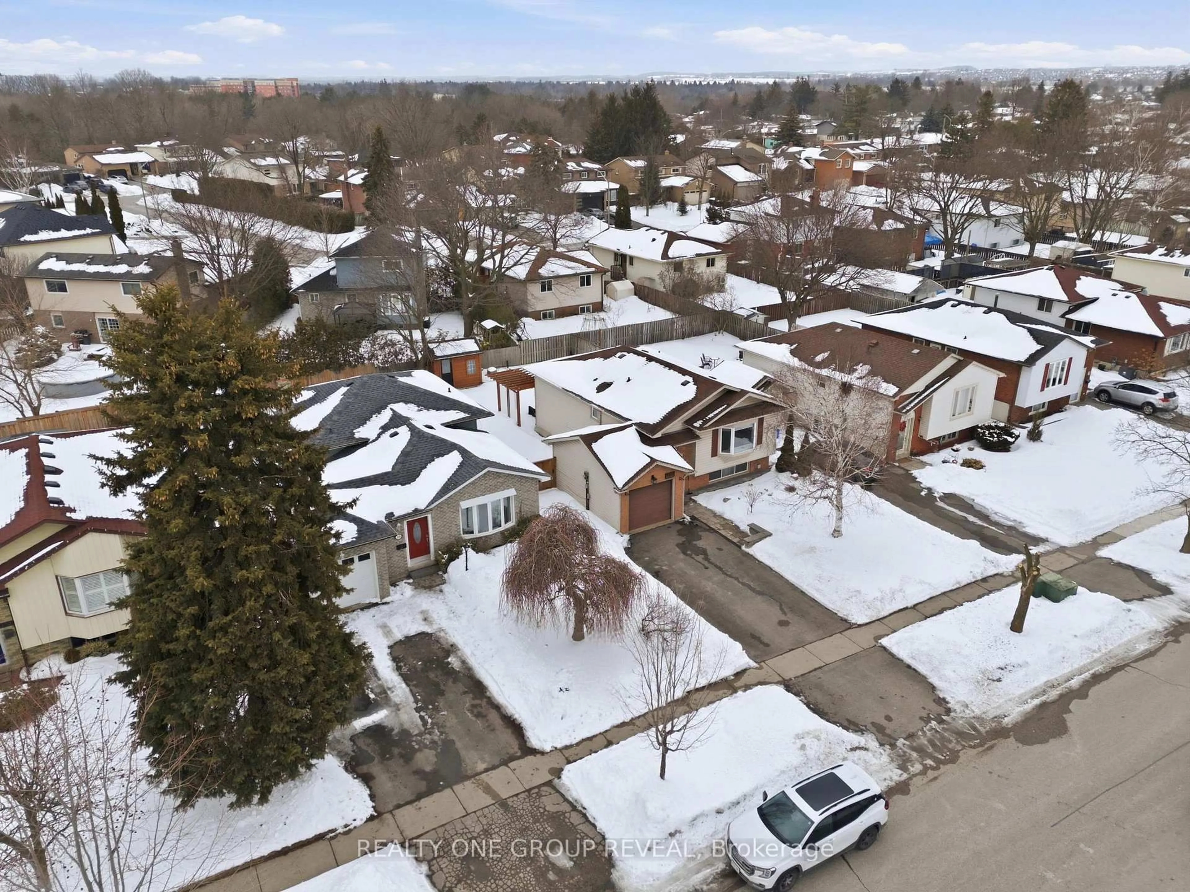A pic from outside/outdoor area/front of a property/back of a property/a pic from drone, street for 170 Seneca Ave, Oshawa Ontario L1G 7S6