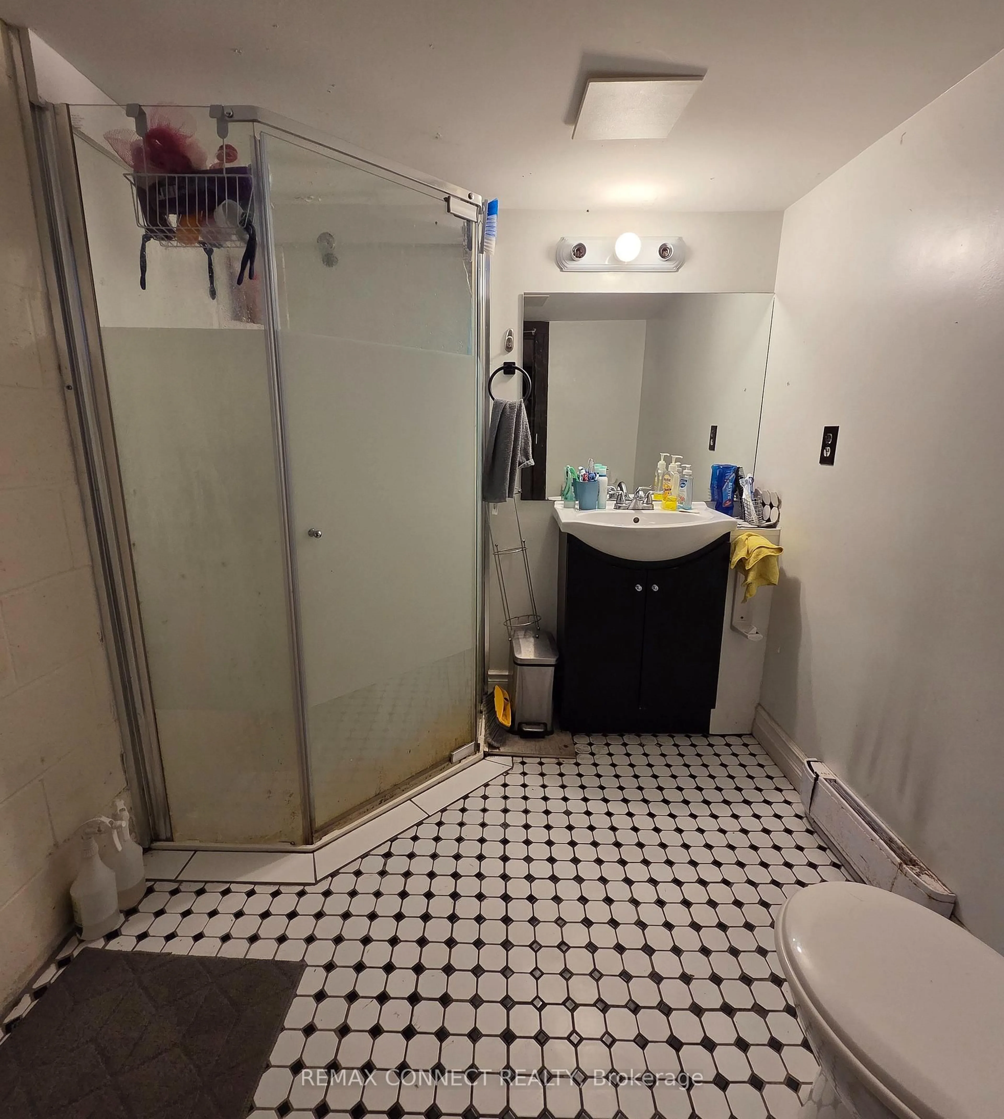 Standard bathroom, floor is not visible for 613 Brock St, Whitby Ontario L1N 4L1