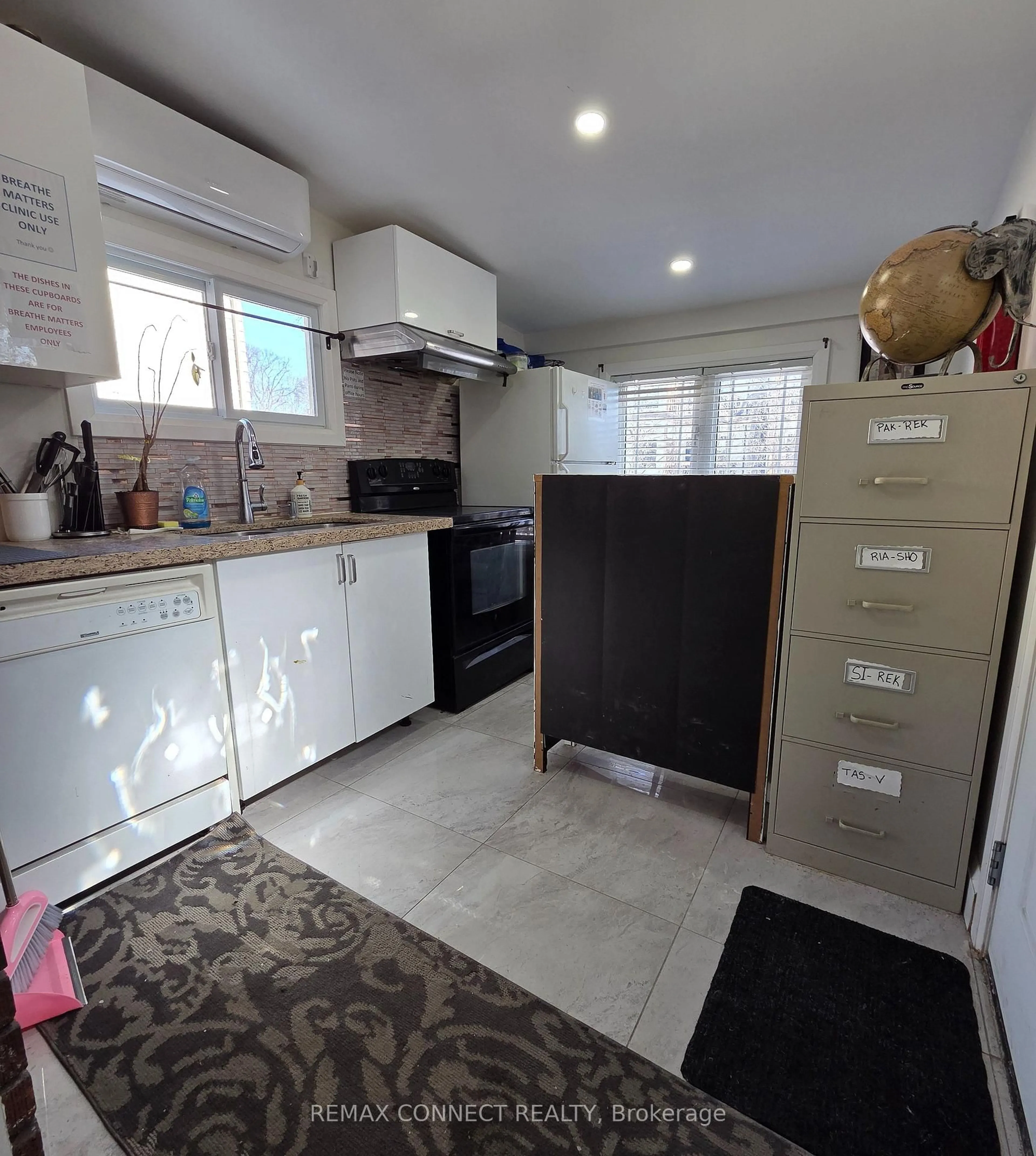 Standard kitchen, unknown for 613 Brock St, Whitby Ontario L1N 4L1