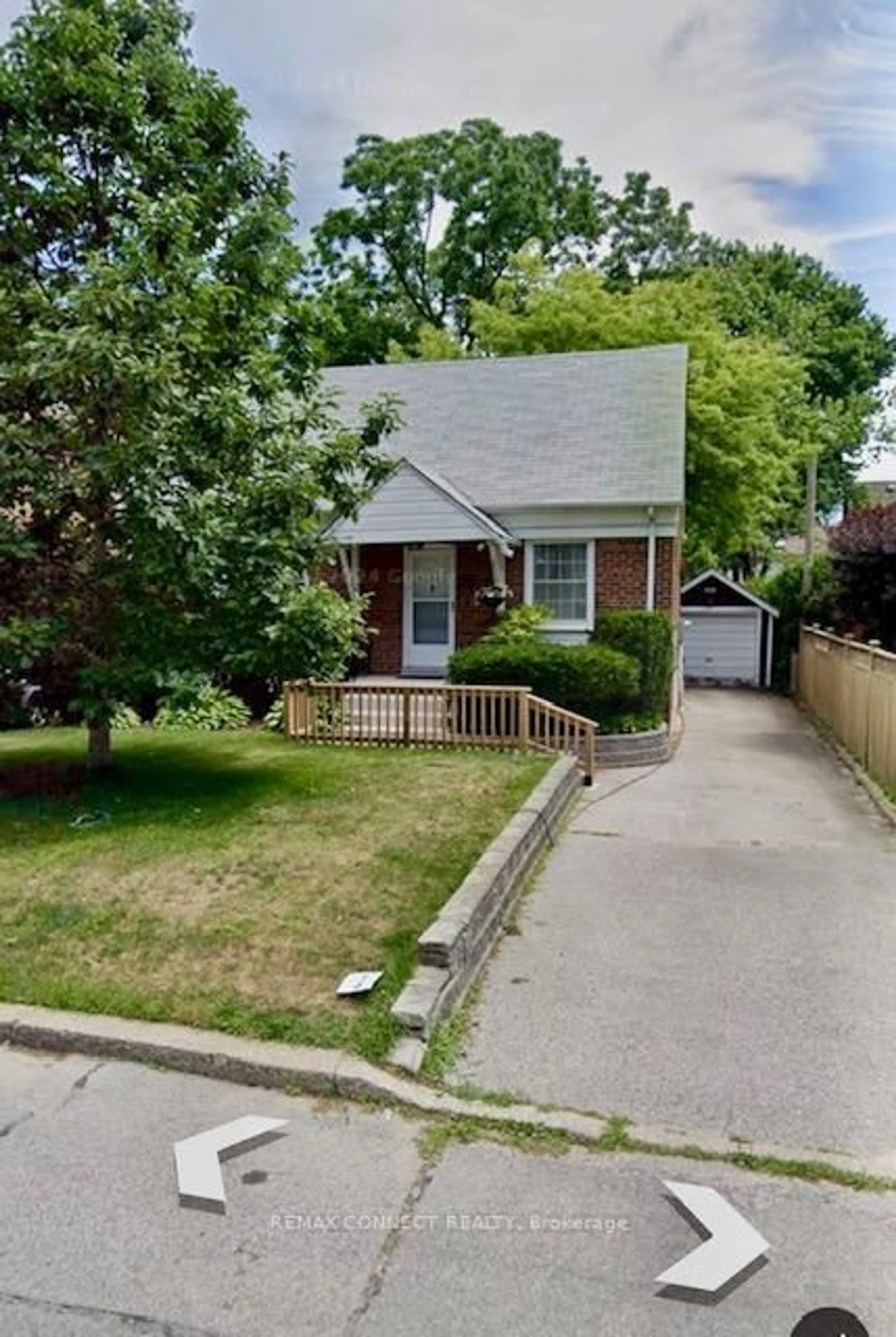 A pic from outside/outdoor area/front of a property/back of a property/a pic from drone, street for 5 Queensgrove Rd, Toronto Ontario M1N 3A9