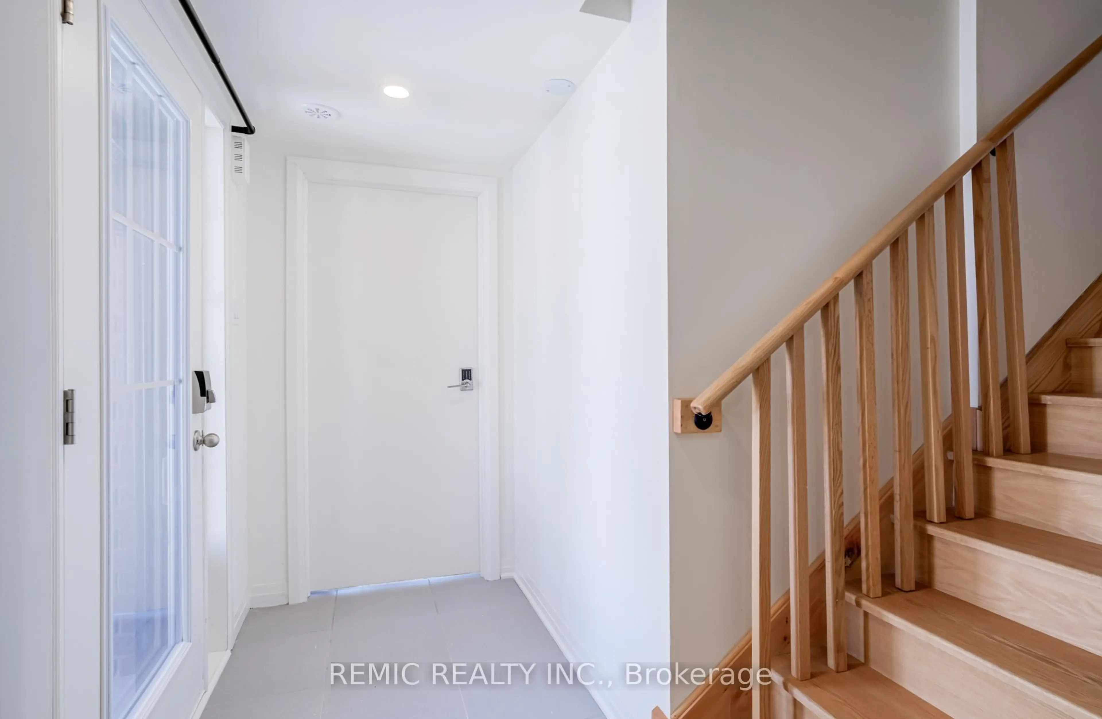 Indoor entryway for 1423 Green Rd, Clarington Ontario L1C 7E8