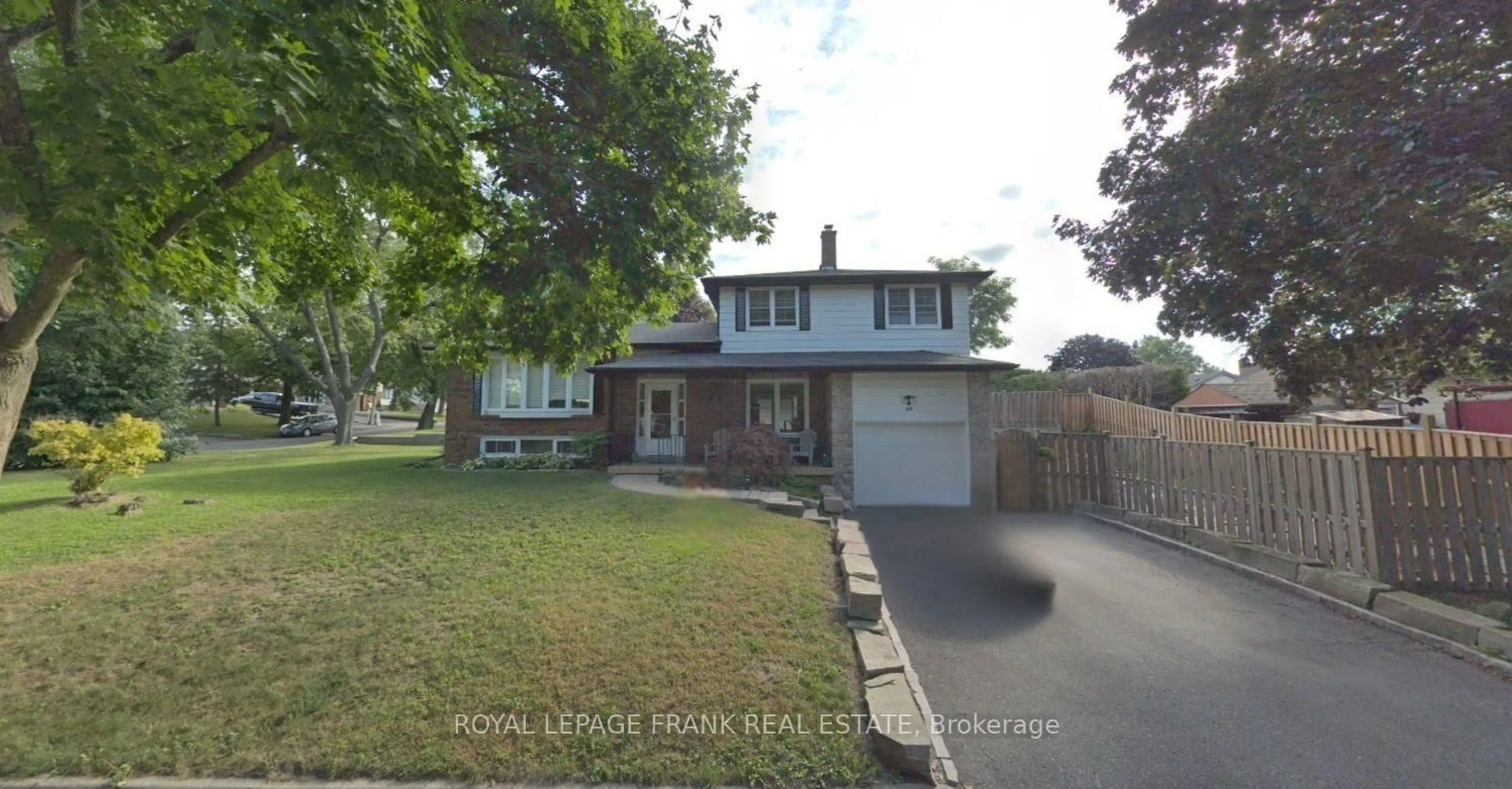 A pic from outside/outdoor area/front of a property/back of a property/a pic from drone, street for 489 Crestwood Dr, Oshawa Ontario L1G 2R4