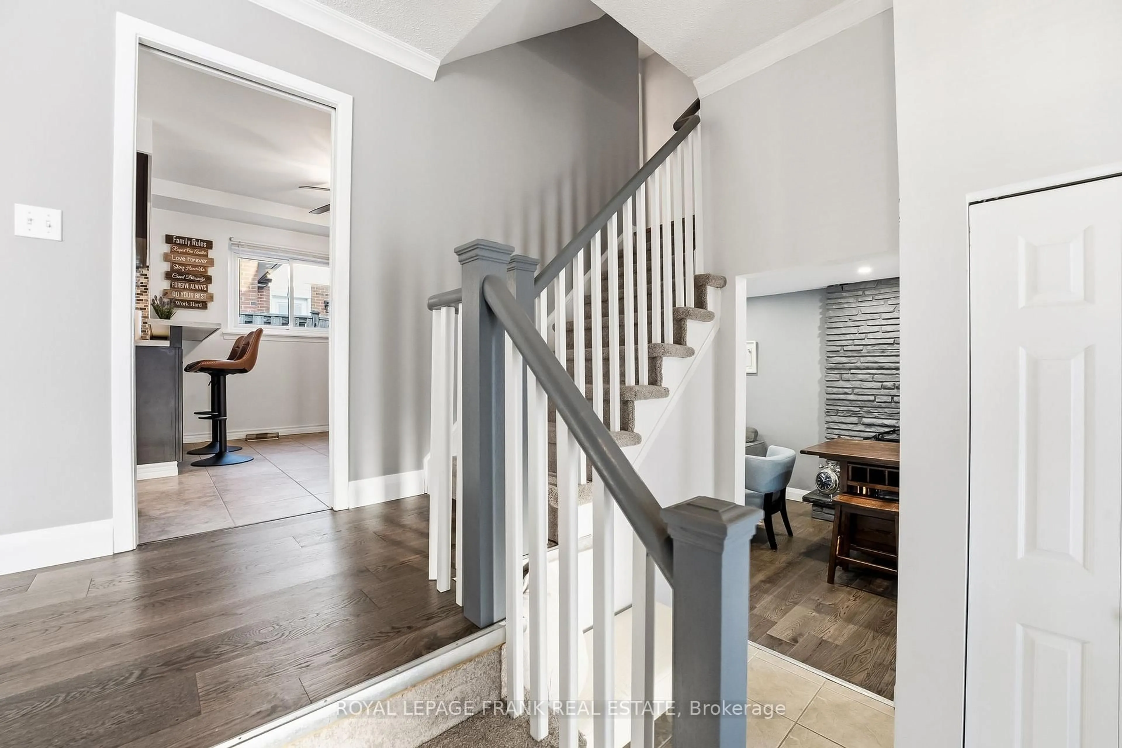 Indoor entryway for 489 Crestwood Dr, Oshawa Ontario L1G 2R4