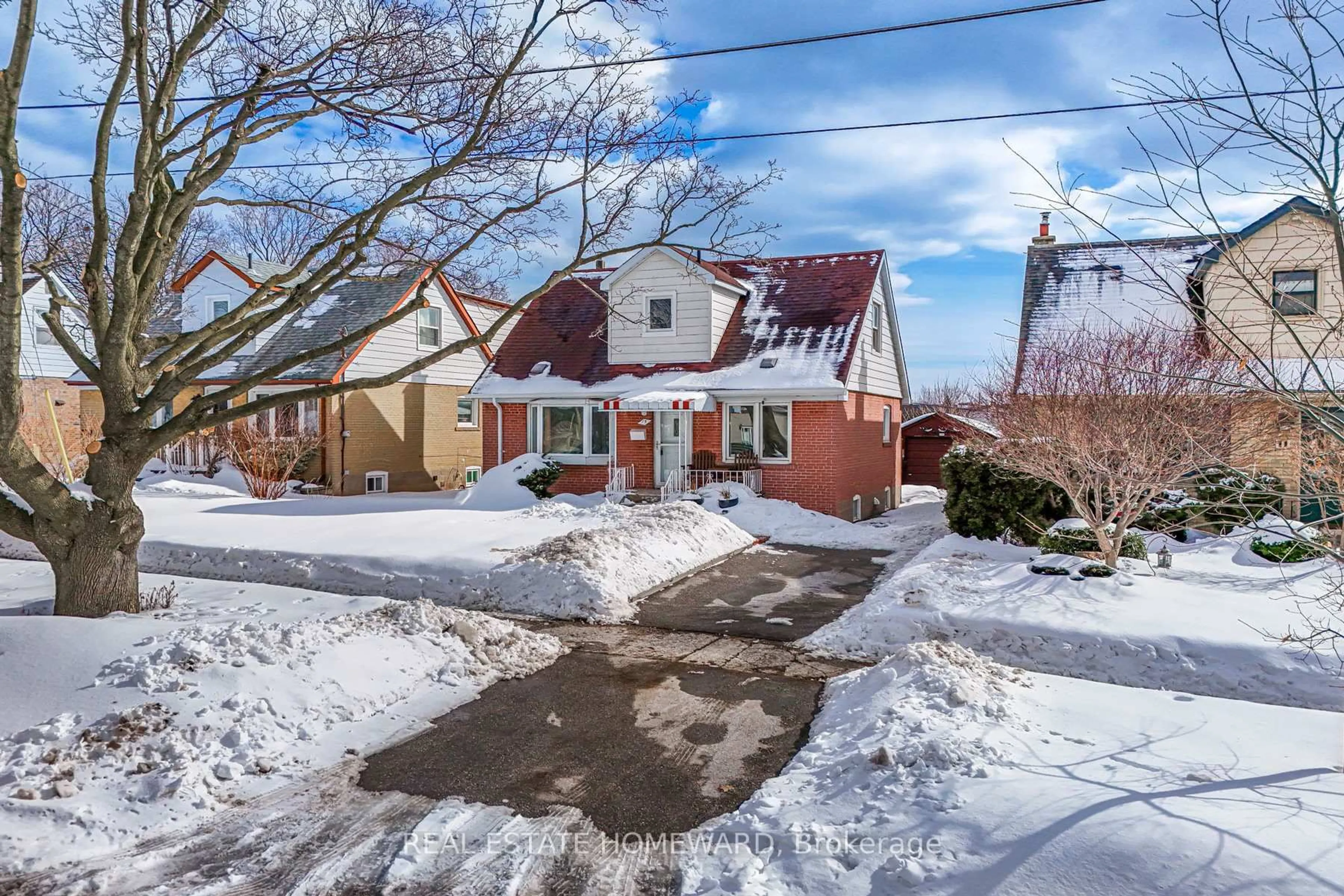 A pic from outside/outdoor area/front of a property/back of a property/a pic from drone, street for 15 Medonte Ave, Toronto Ontario M1L 1Z2