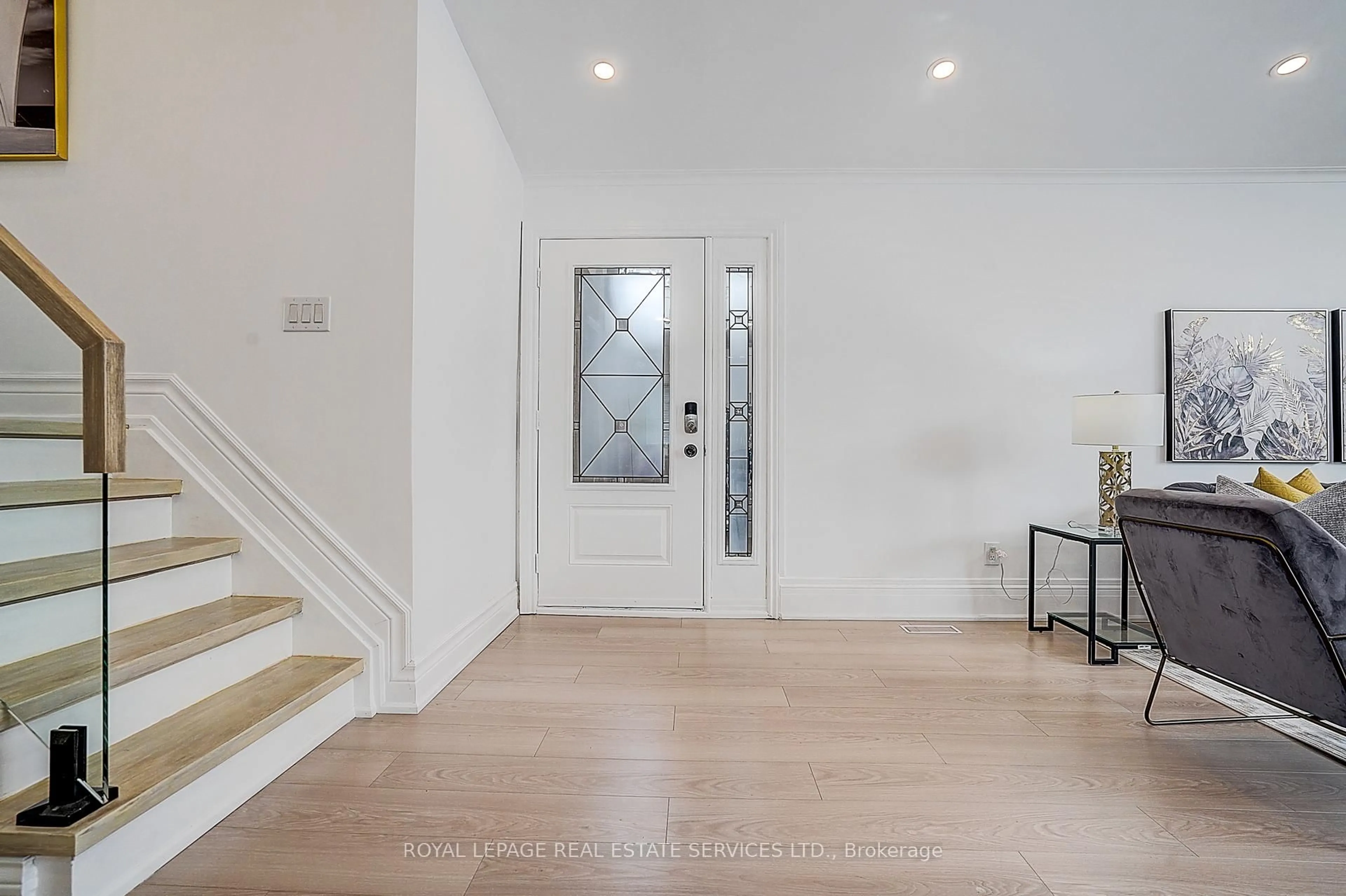 Indoor entryway for 21 Holford Cres, Toronto Ontario M1T 1L9
