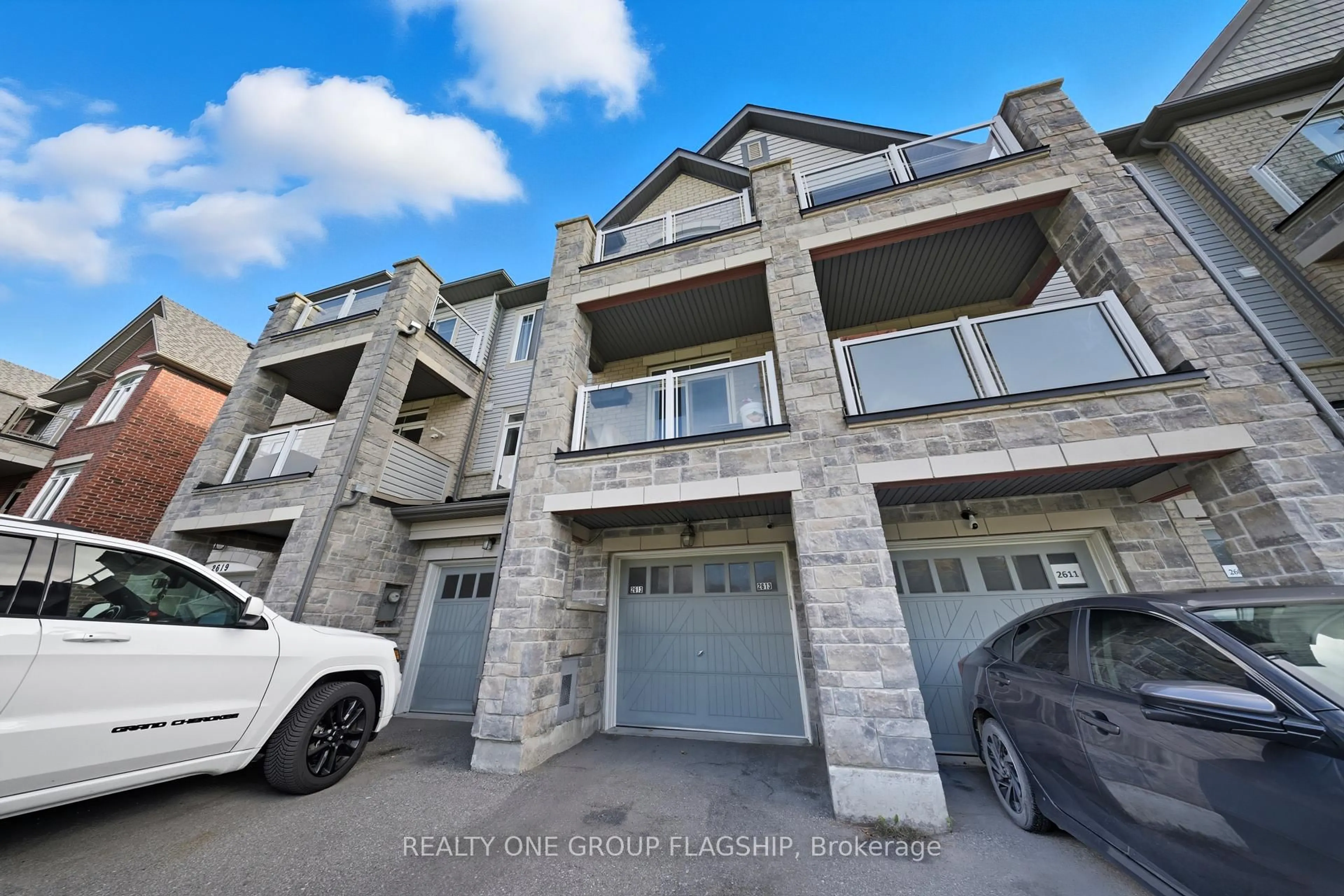 A pic from outside/outdoor area/front of a property/back of a property/a pic from drone, street for 2613 Garrison Crossing, Pickering Ontario L1X 0E5