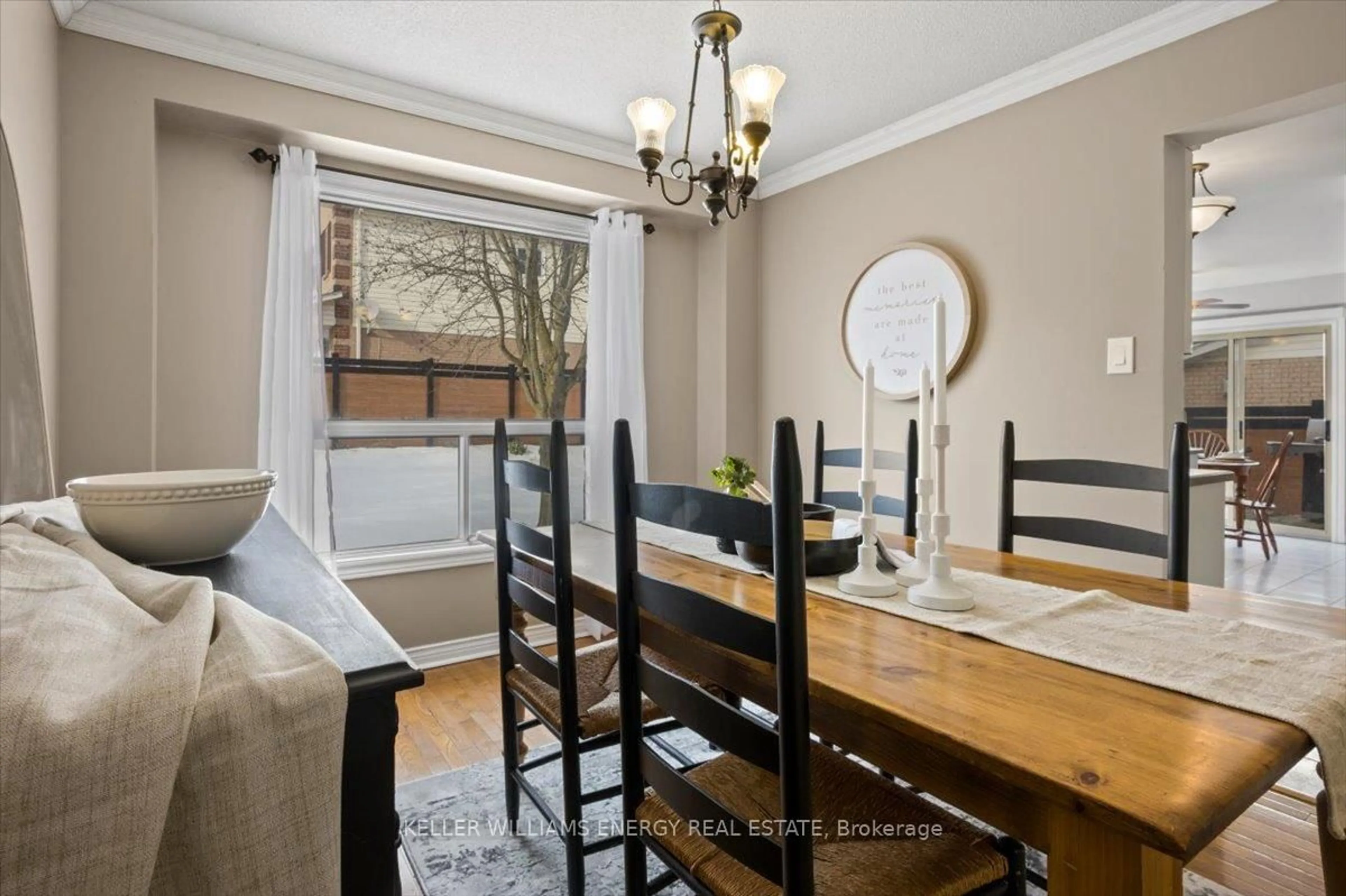 Dining room, wood/laminate floor for 2 Resnik Dr, Clarington Ontario L1B 1K5