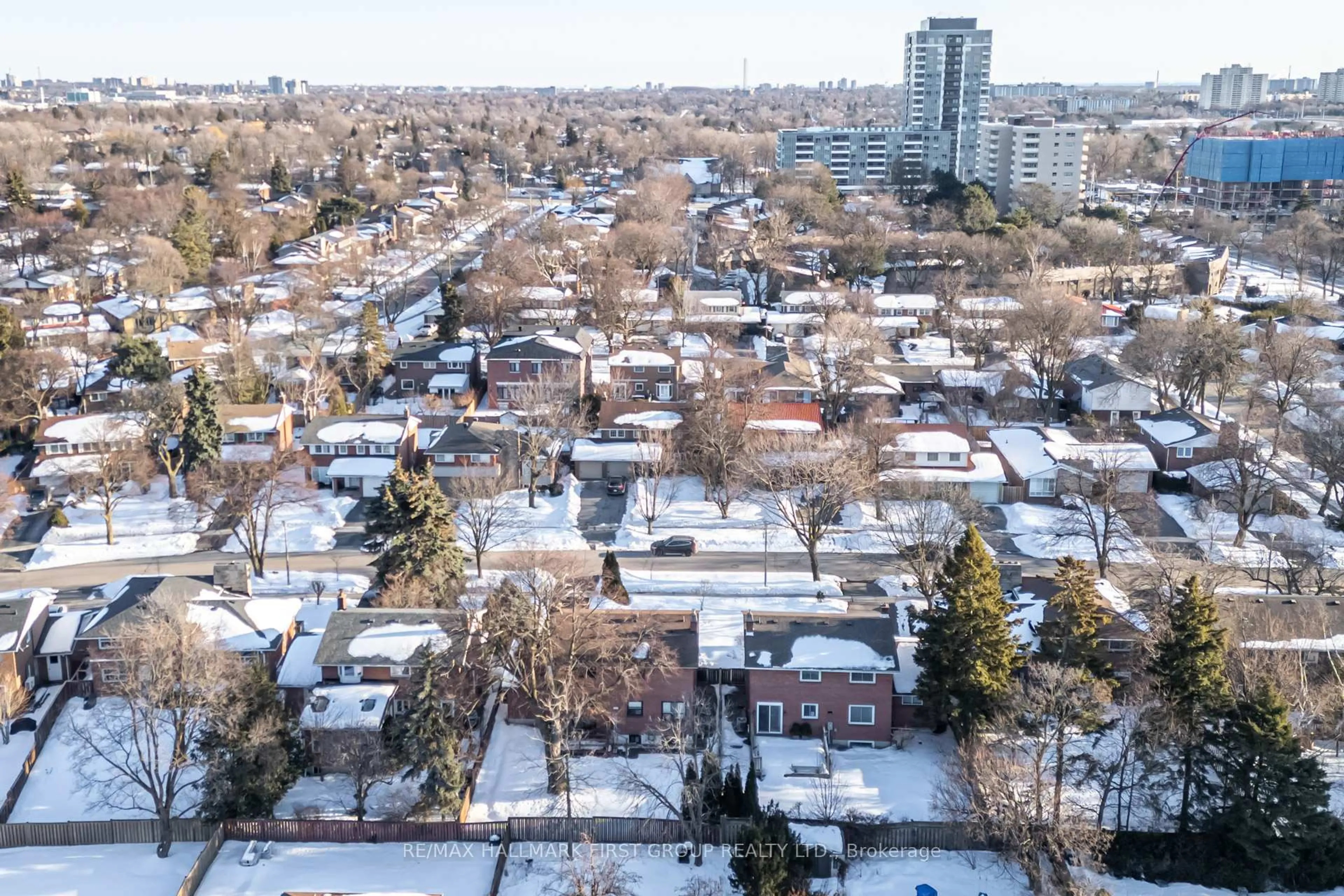 A pic from outside/outdoor area/front of a property/back of a property/a pic from drone, street for 48 Ravencliff Cres, Toronto Ontario M1T 1R8