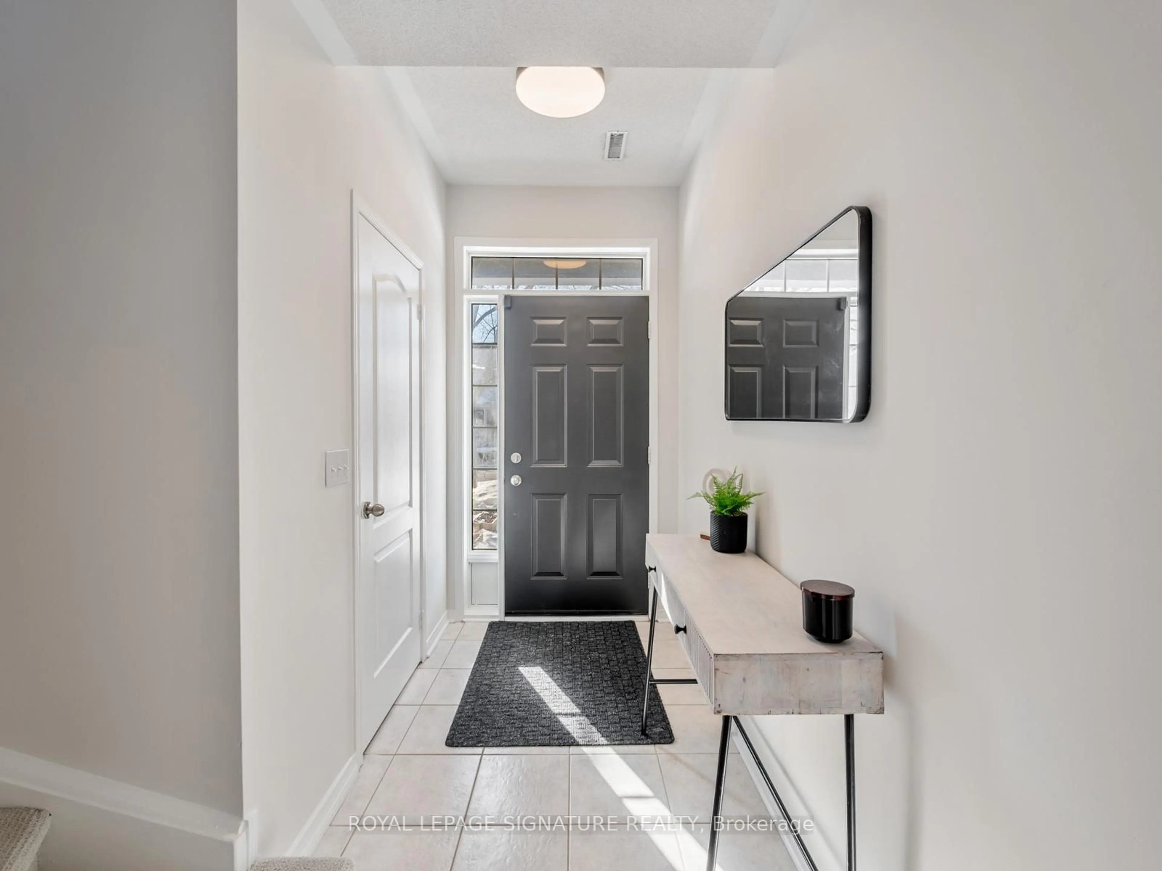 Indoor entryway for 71 Port Union Rd, Toronto Ontario M1C 5J4