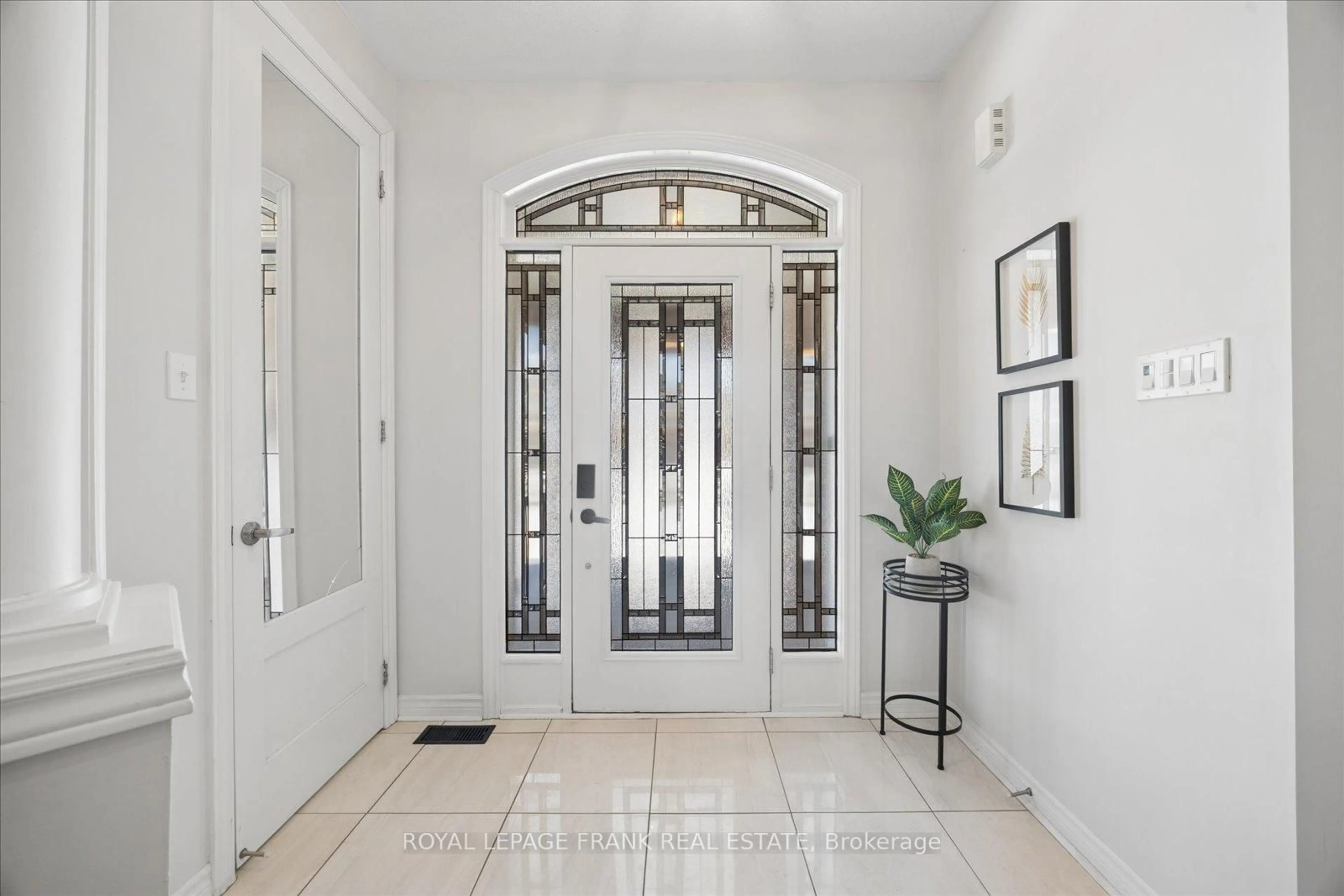 Indoor entryway for 193 Kenneth Cole Dr, Clarington Ontario L1C 0S6