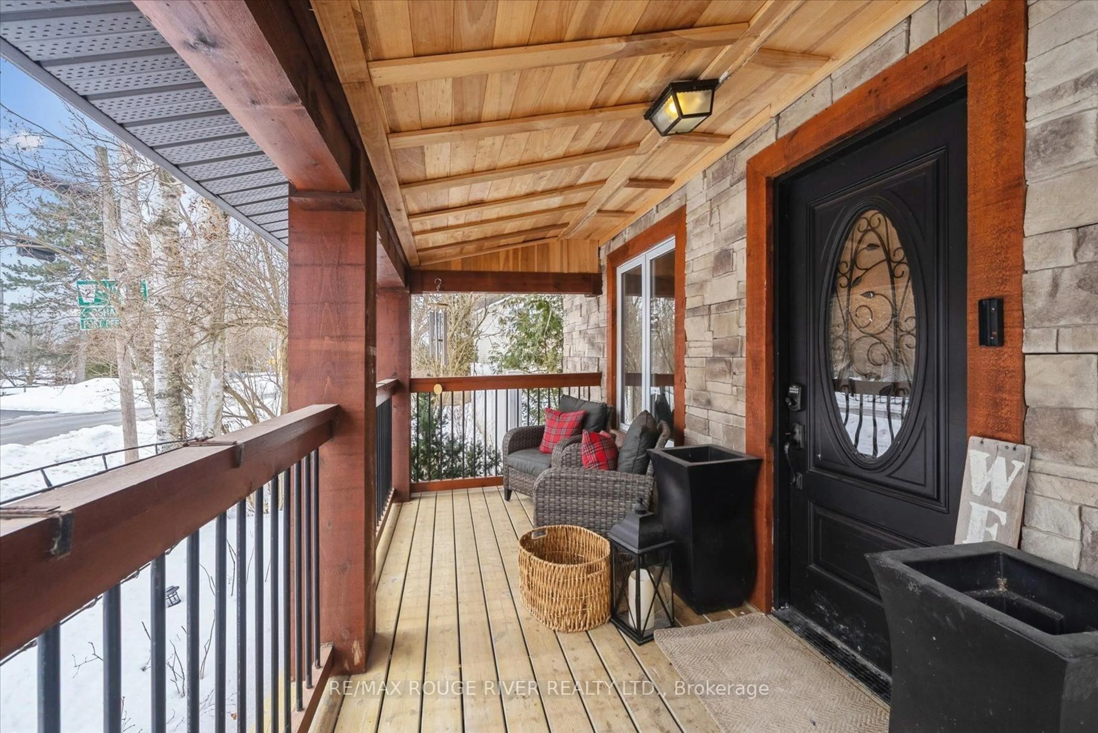 Indoor entryway for 28 Columbus Rd, Oshawa Ontario L1H 7K4