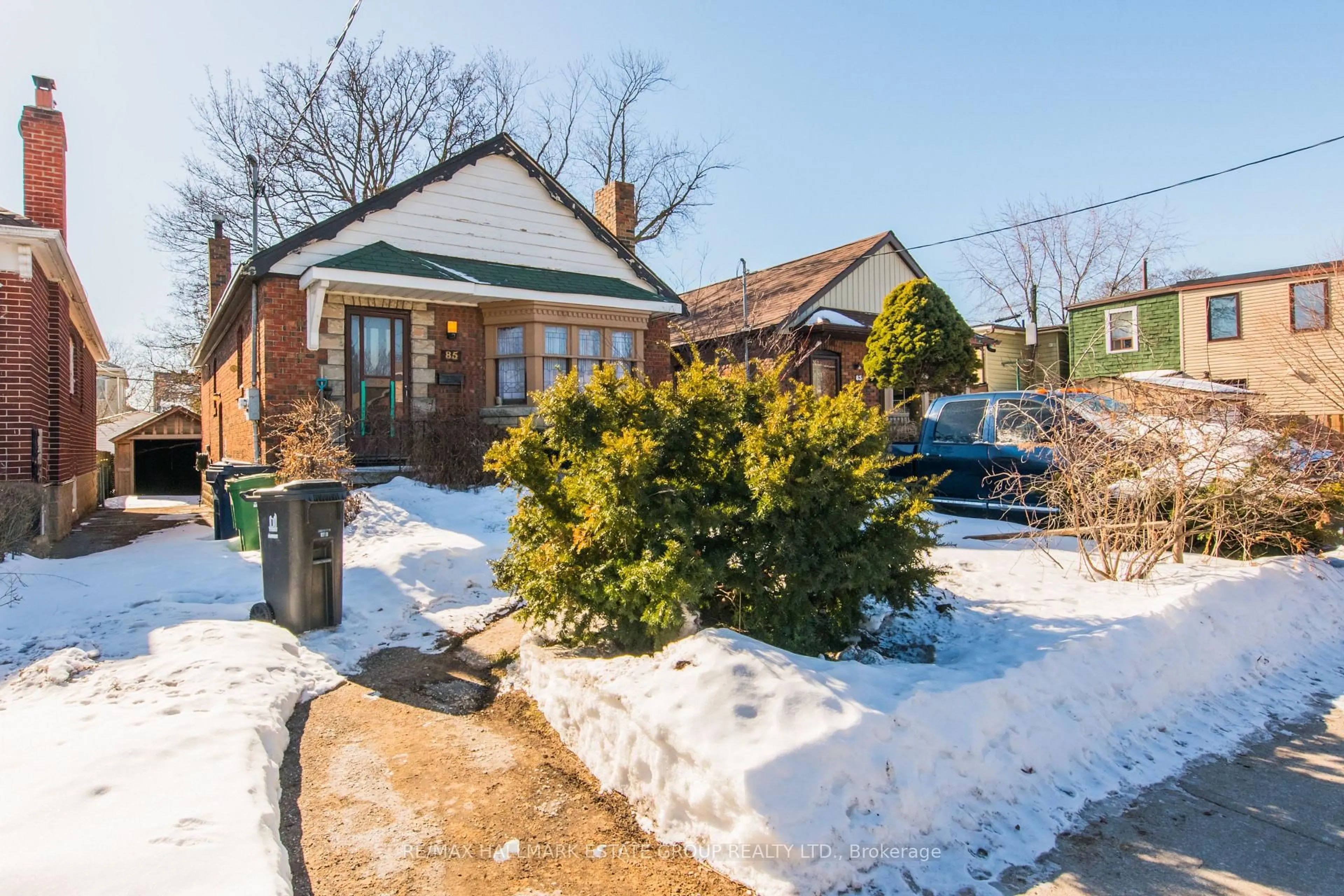 A pic from outside/outdoor area/front of a property/back of a property/a pic from drone, street for 85 Kings Park Blvd, Toronto Ontario M4J 2C2