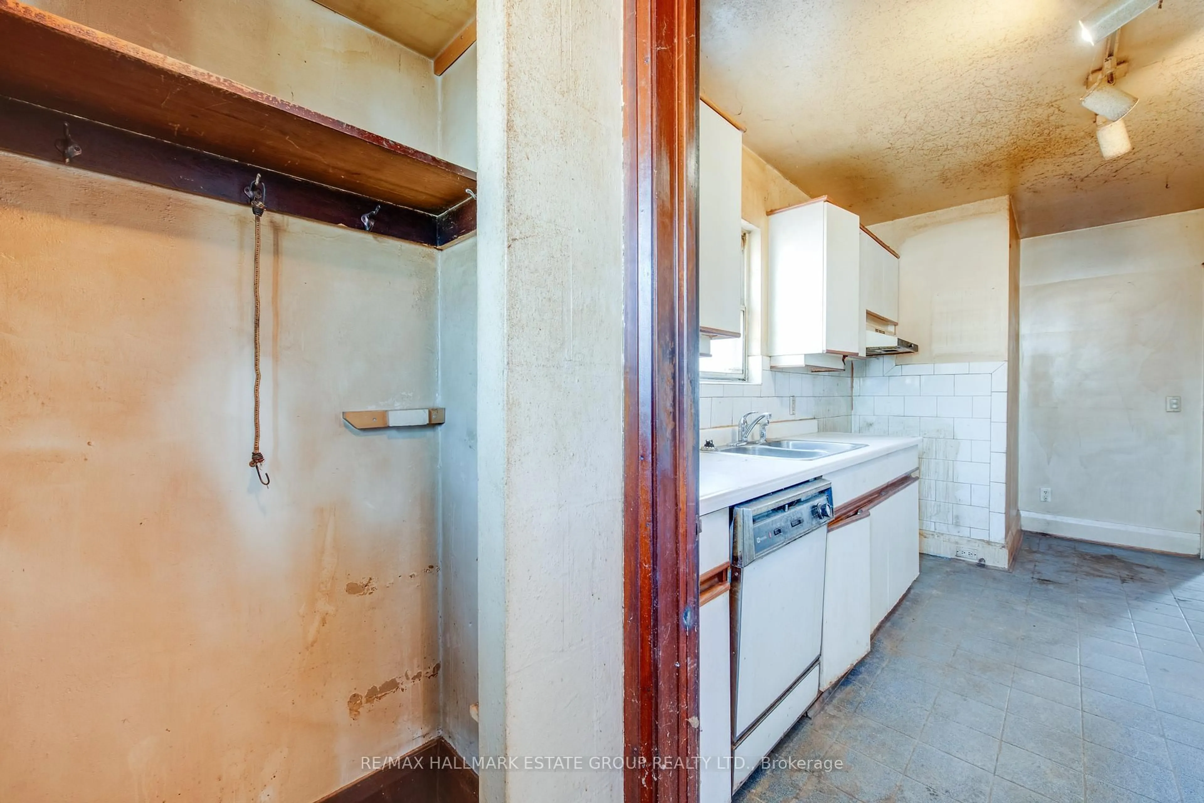 Standard kitchen, unknown for 85 Kings Park Blvd, Toronto Ontario M4J 2C2