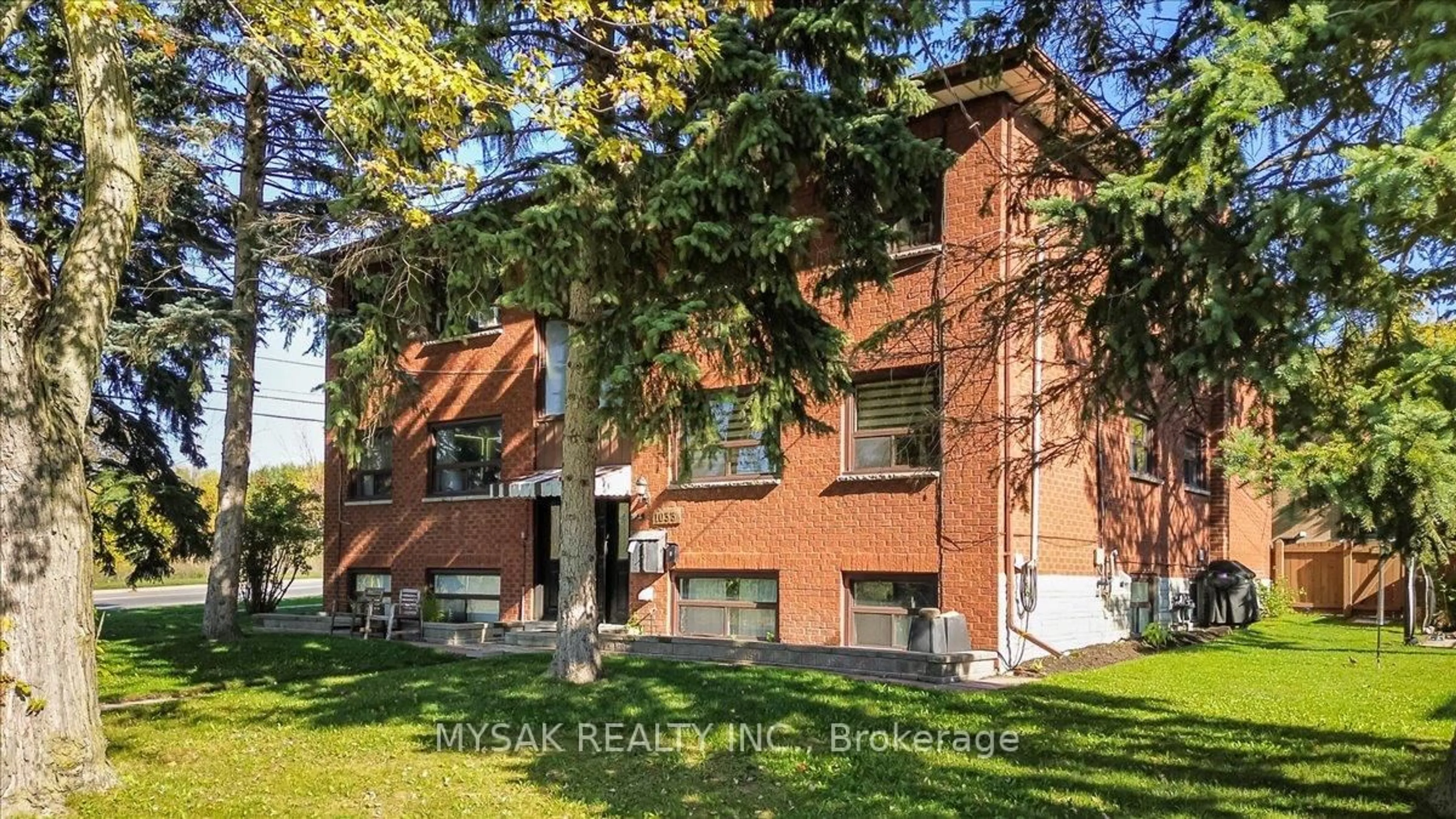 Home with brick exterior material, building for 1033 Ravine Rd, Oshawa Ontario L1H 4C9