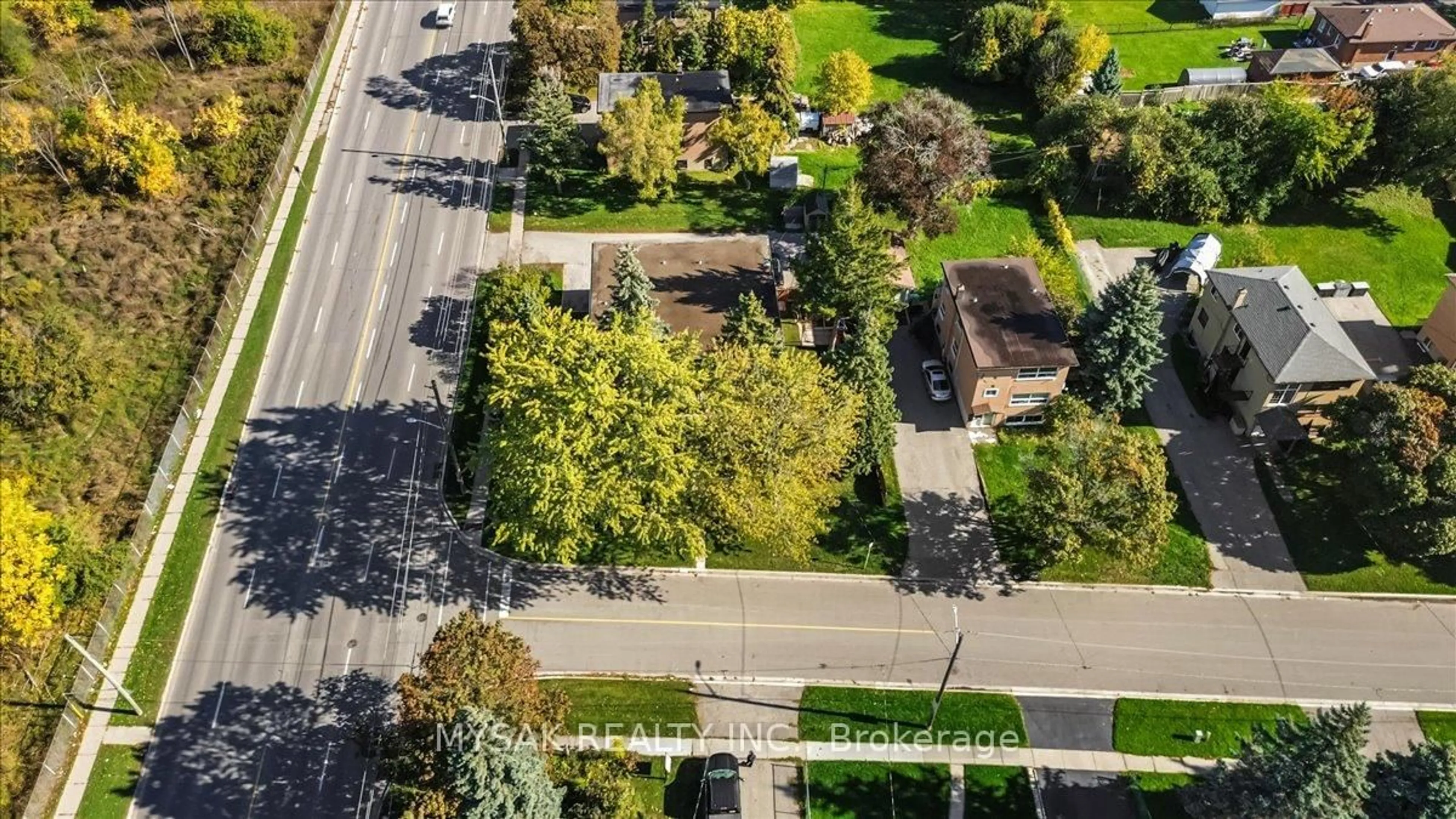 A pic from outside/outdoor area/front of a property/back of a property/a pic from drone, street for 1033 Ravine Rd, Oshawa Ontario L1H 4C9