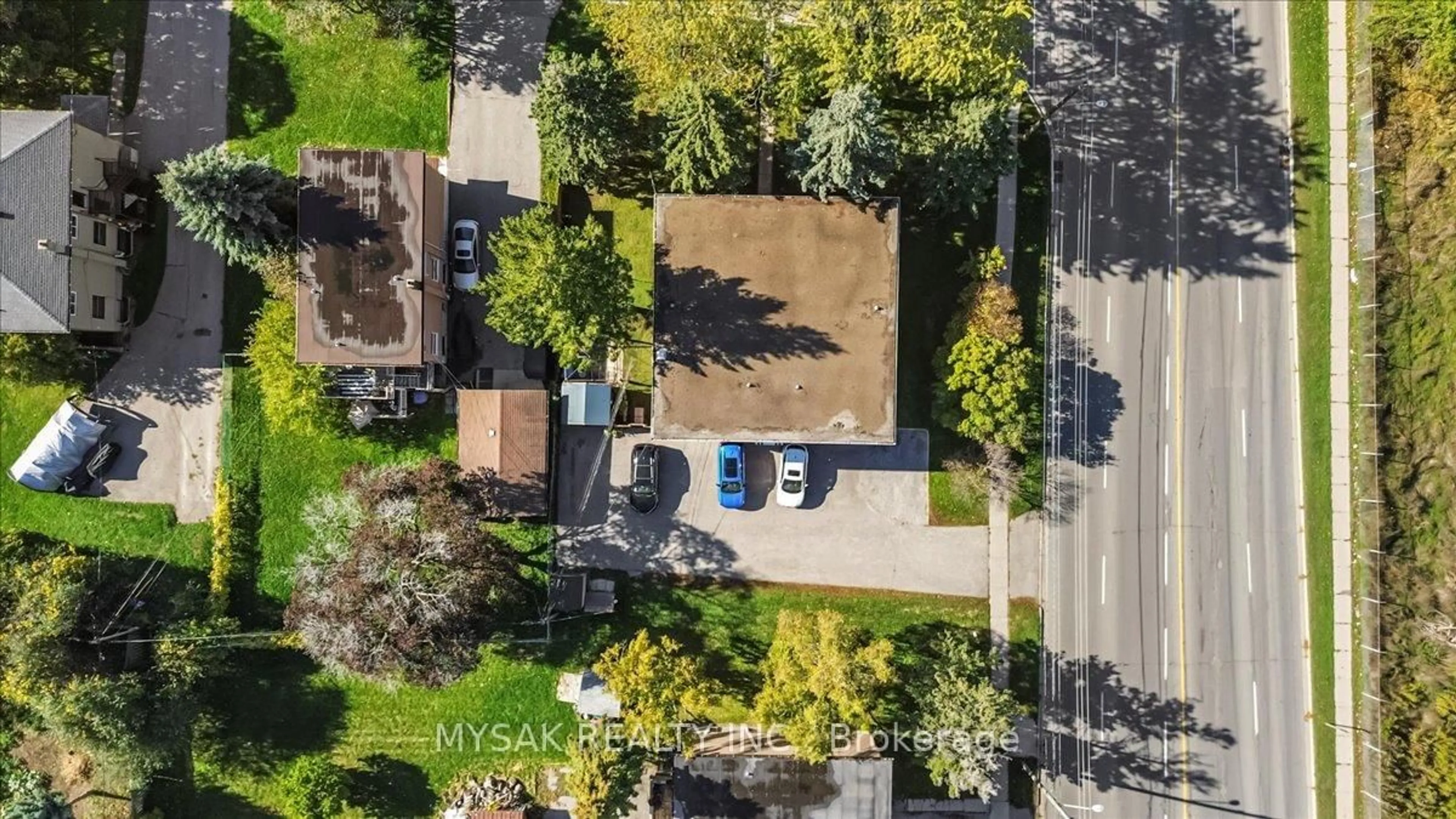 A pic from outside/outdoor area/front of a property/back of a property/a pic from drone, street for 1033 Ravine Rd, Oshawa Ontario L1H 4C9