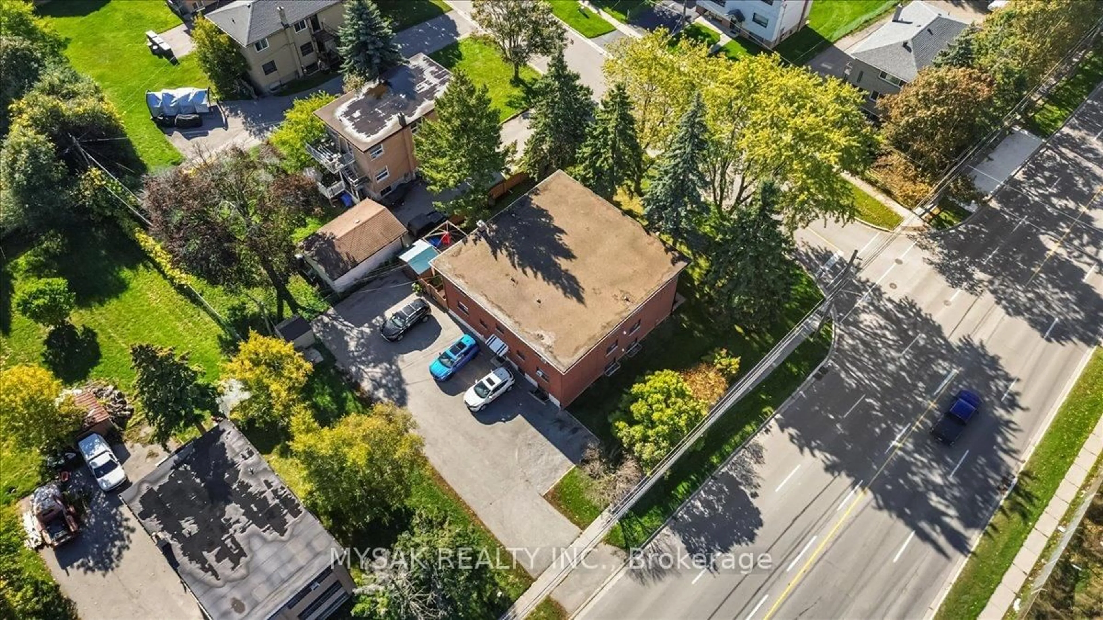 A pic from outside/outdoor area/front of a property/back of a property/a pic from drone, street for 1033 Ravine Rd, Oshawa Ontario L1H 4C9