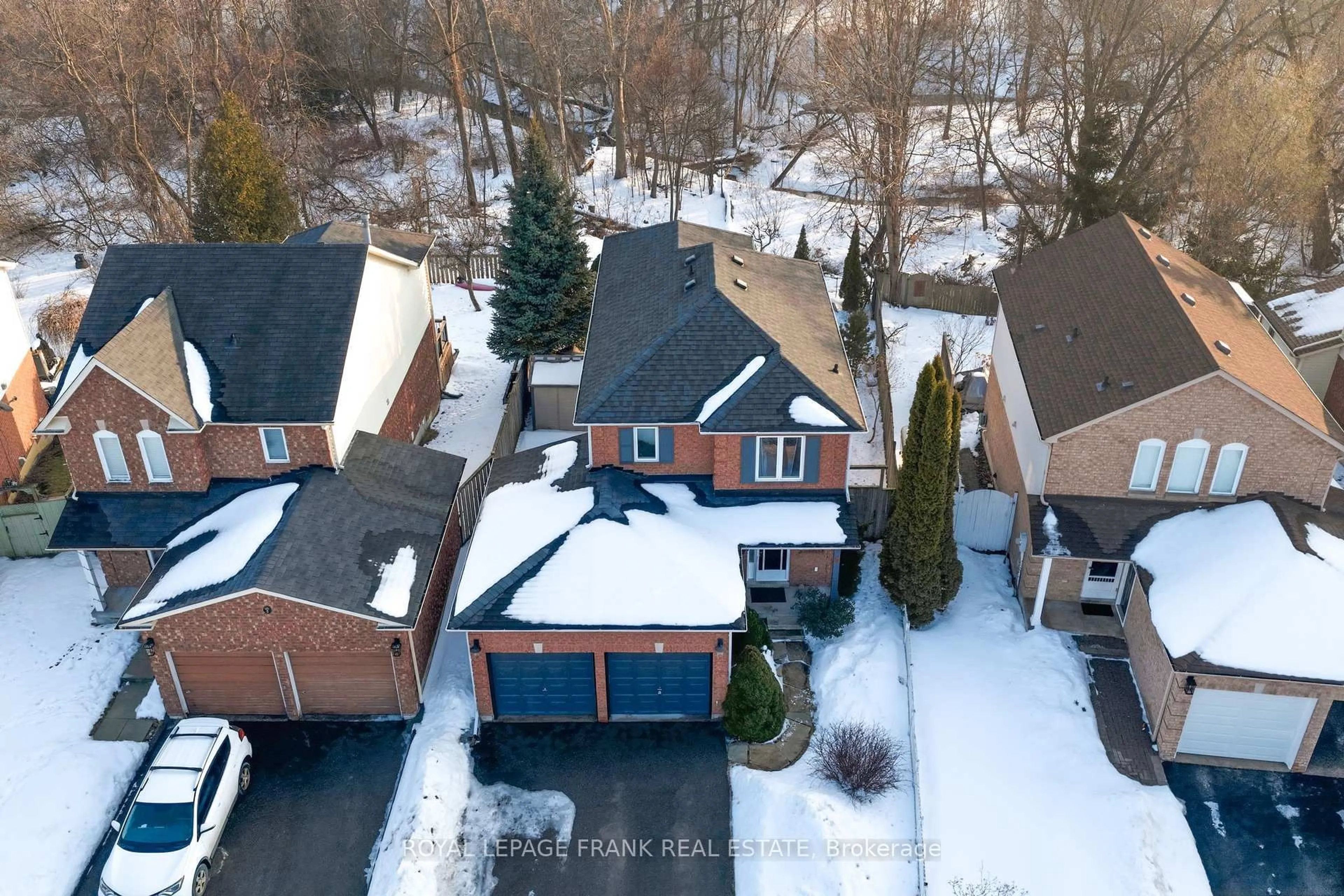 A pic from outside/outdoor area/front of a property/back of a property/a pic from drone, street for 9 Royal Pines Crt, Clarington Ontario L1C 4P4