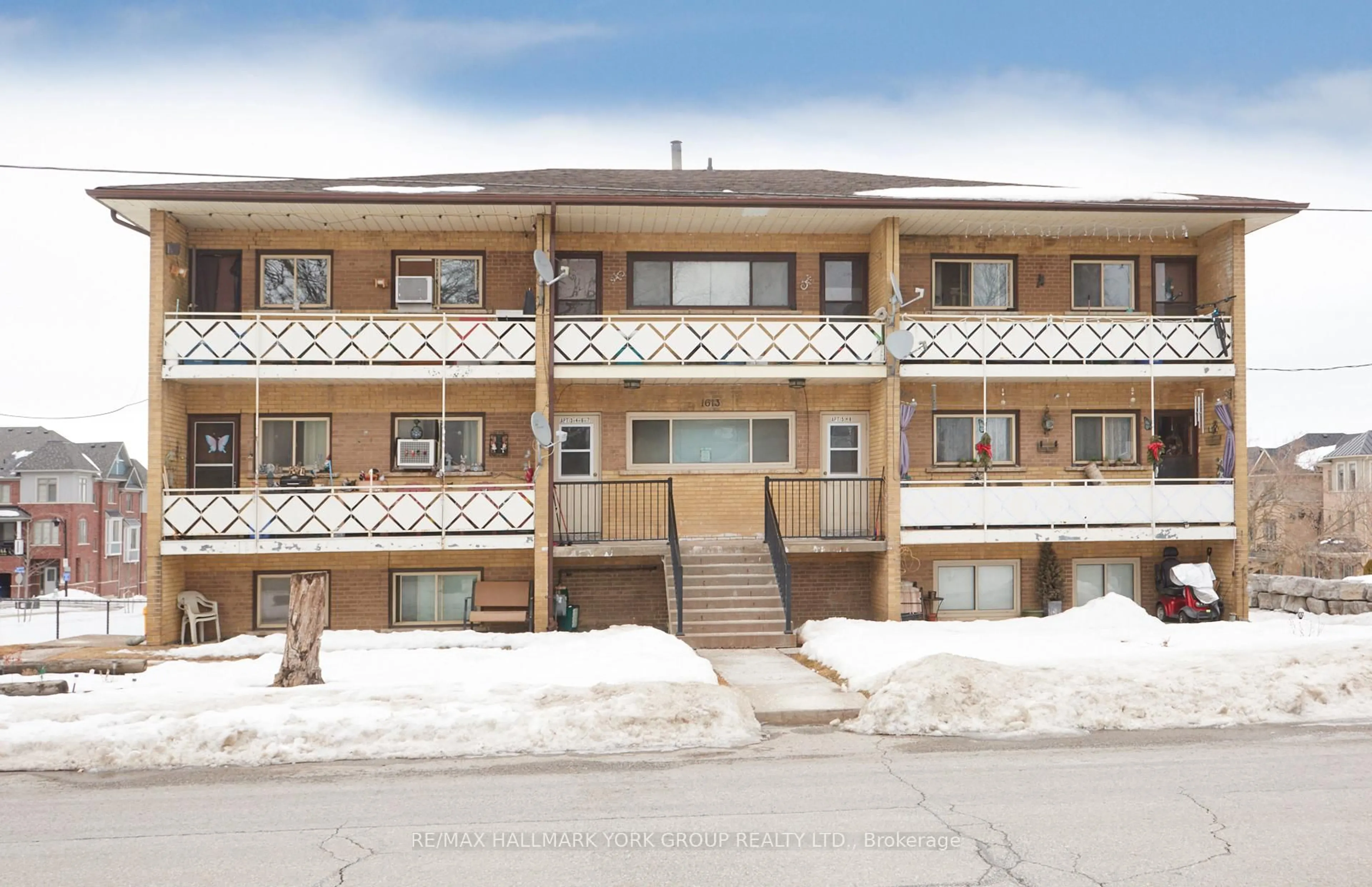 Patio, building for 1613 Dufferin St, Whitby Ontario L1N 1B3