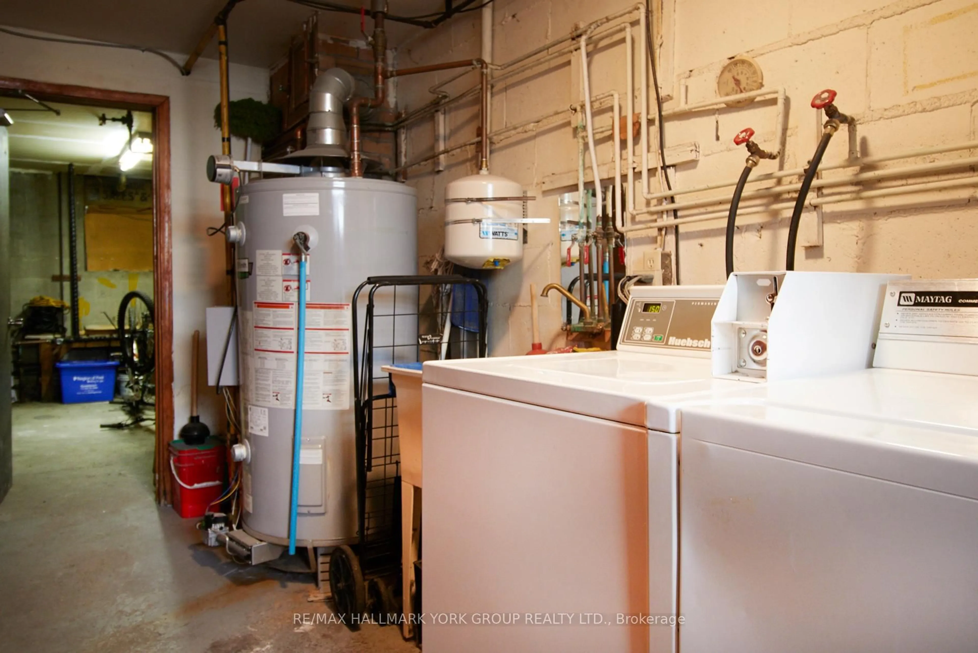 Laundry room for 1613 Dufferin St, Whitby Ontario L1N 1B3