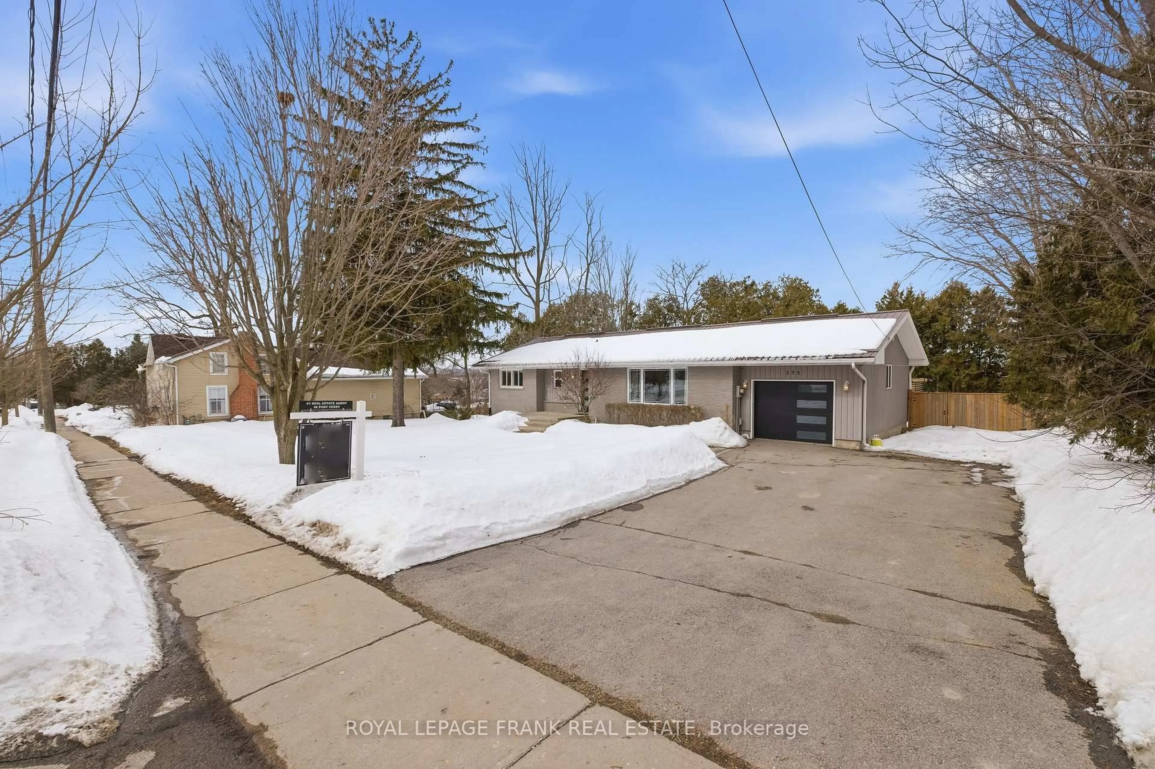 A pic from outside/outdoor area/front of a property/back of a property/a pic from drone, street for 579 Queen St, Scugog Ontario L9L 1L1