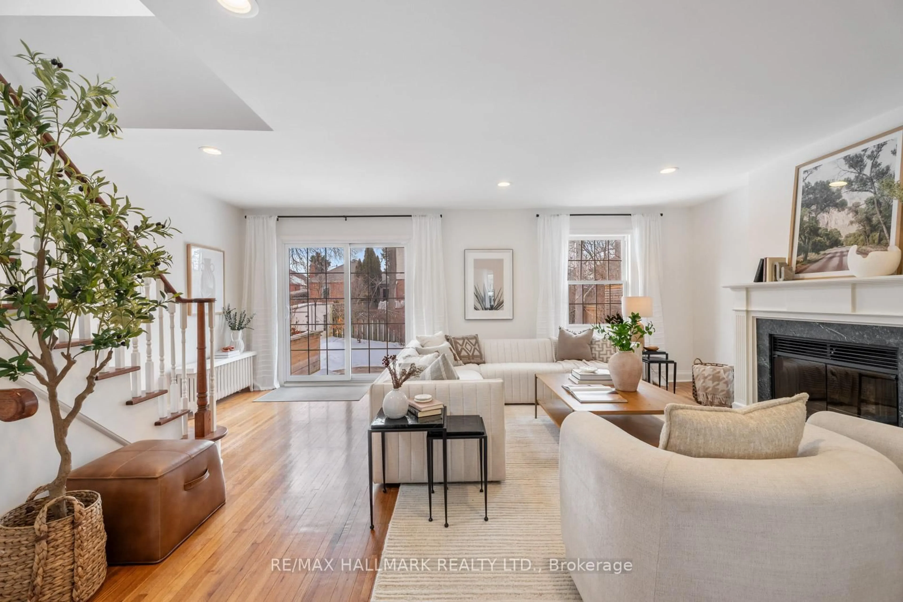 Living room with furniture, unknown for 42 Hunt Club Dr, Toronto Ontario M1N 2X1