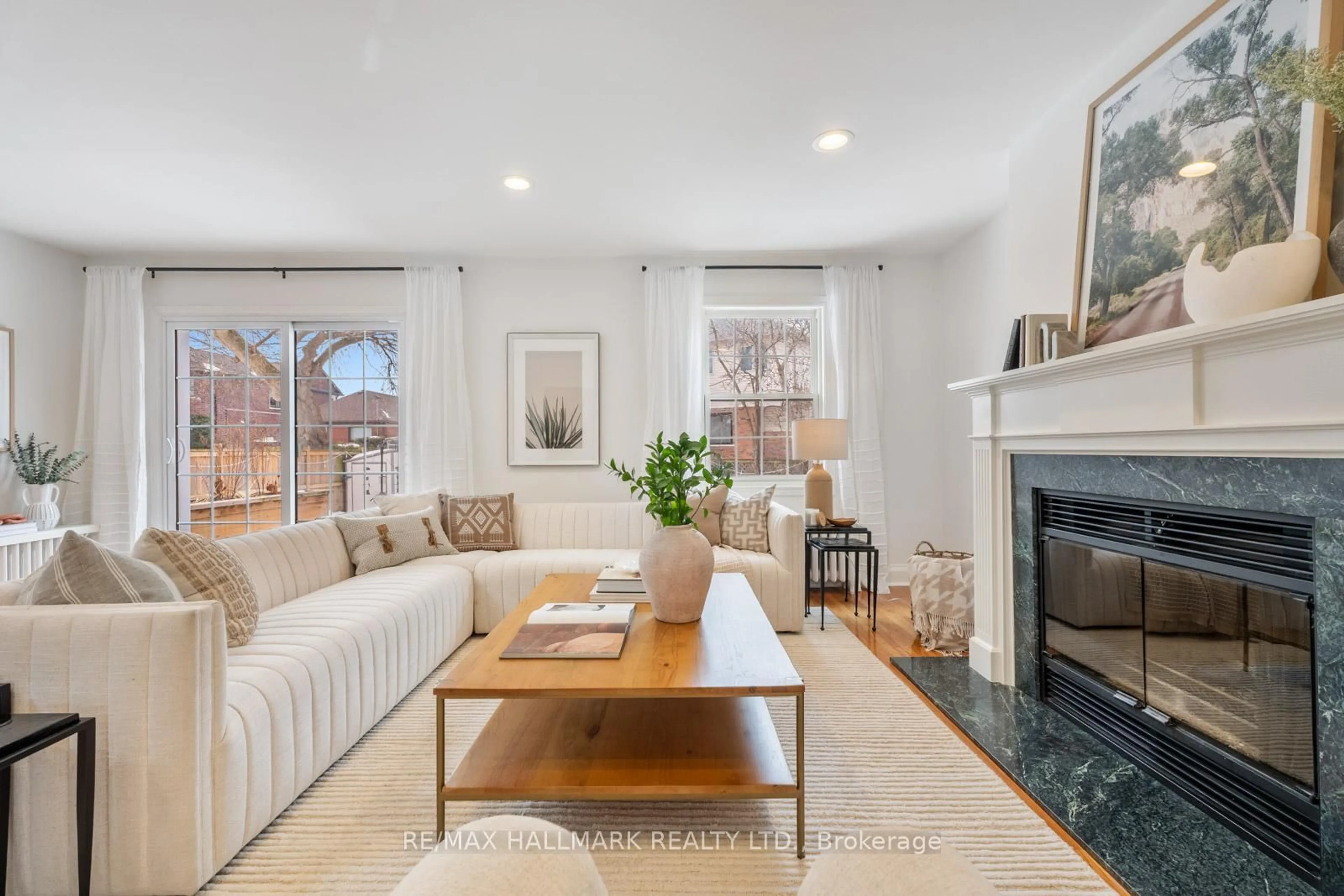 Living room with furniture, unknown for 42 Hunt Club Dr, Toronto Ontario M1N 2X1