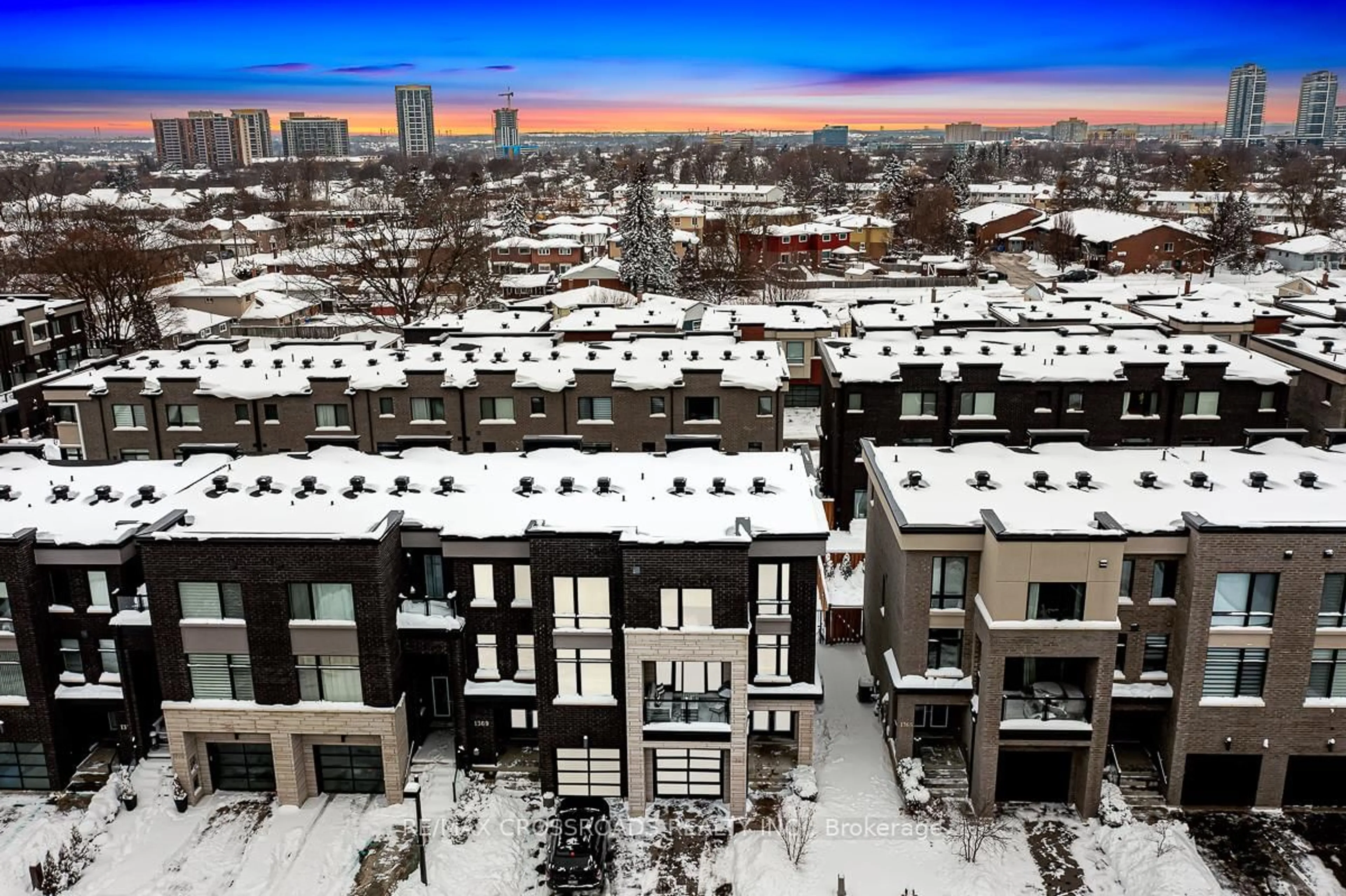 A pic from outside/outdoor area/front of a property/back of a property/a pic from drone, city buildings view from balcony for 1367 Gull Crossing, Pickering Ontario L1W 0B7