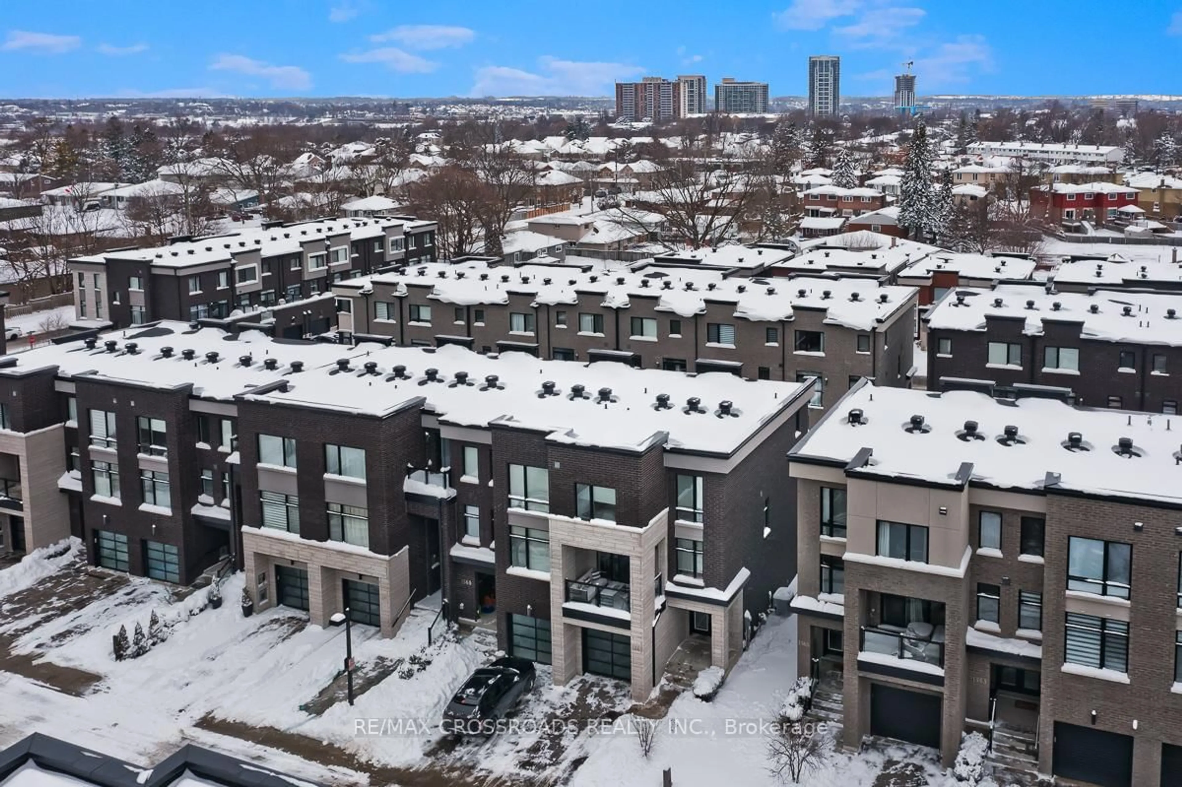 A pic from outside/outdoor area/front of a property/back of a property/a pic from drone, city buildings view from balcony for 1367 Gull Crossing, Pickering Ontario L1W 0B7