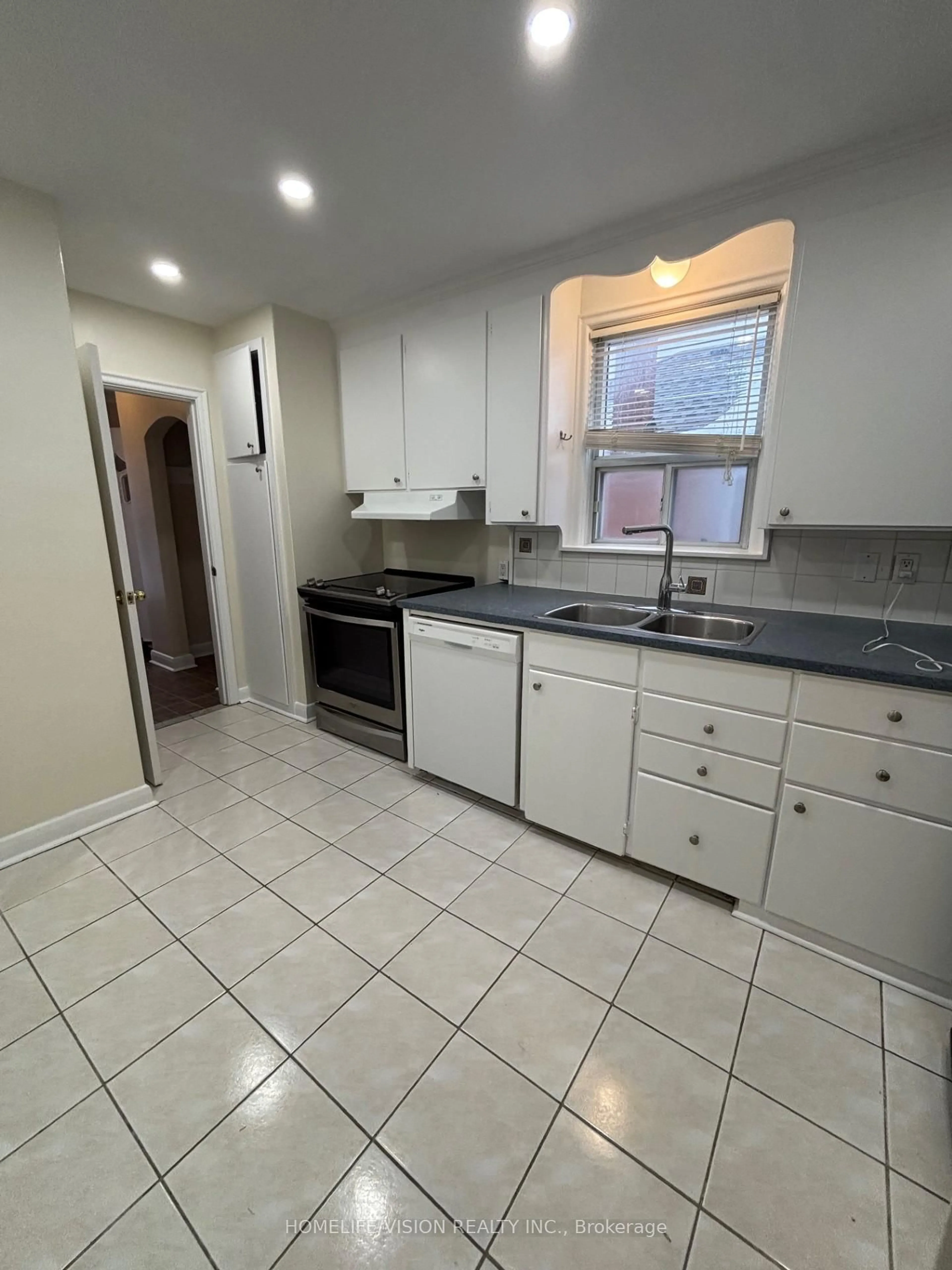 Standard kitchen, ceramic/tile floor for 34 Inniswood Dr, Toronto Ontario M1R 1E5