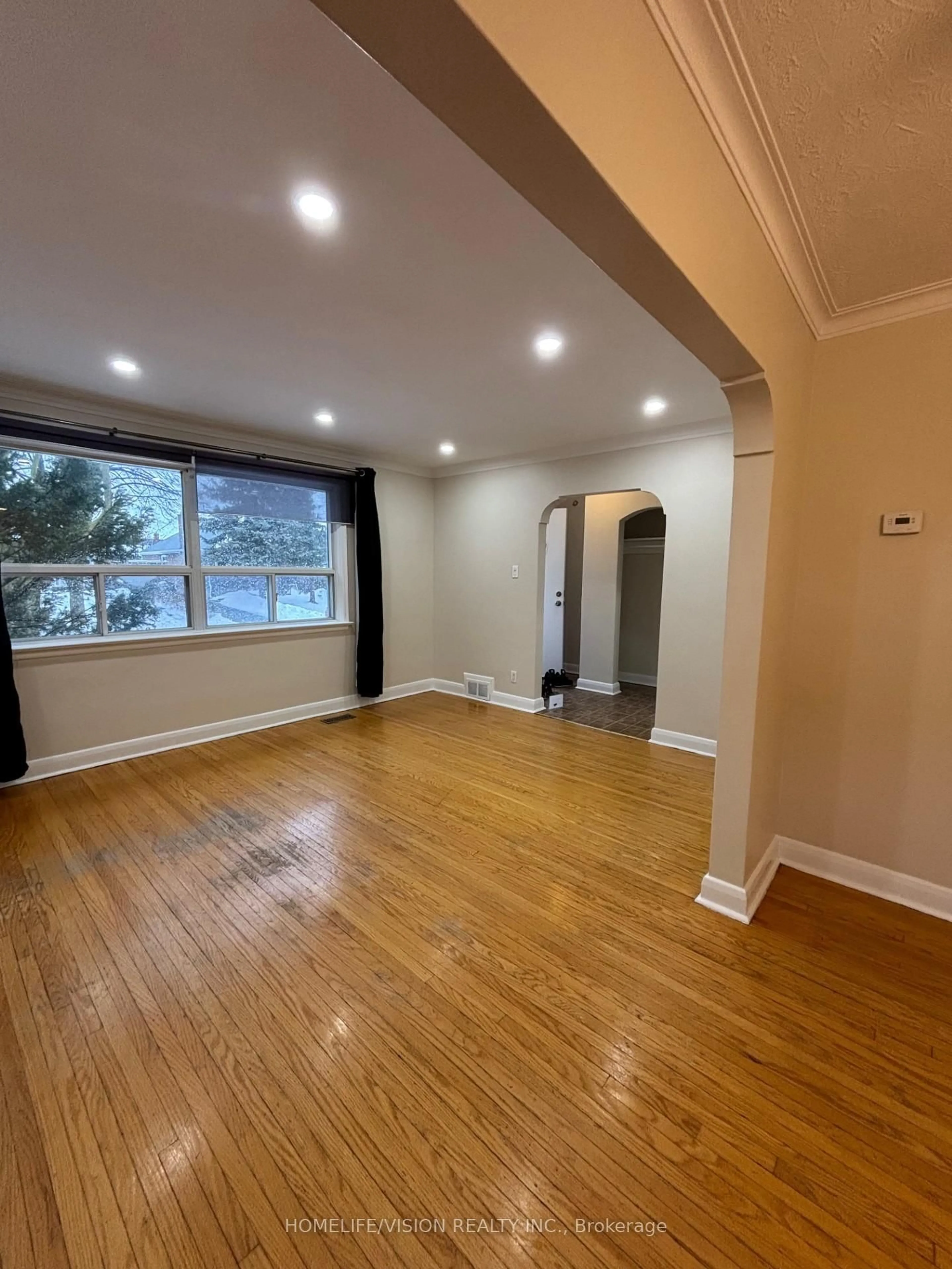 A pic of a room for 34 Inniswood Dr, Toronto Ontario M1R 1E5