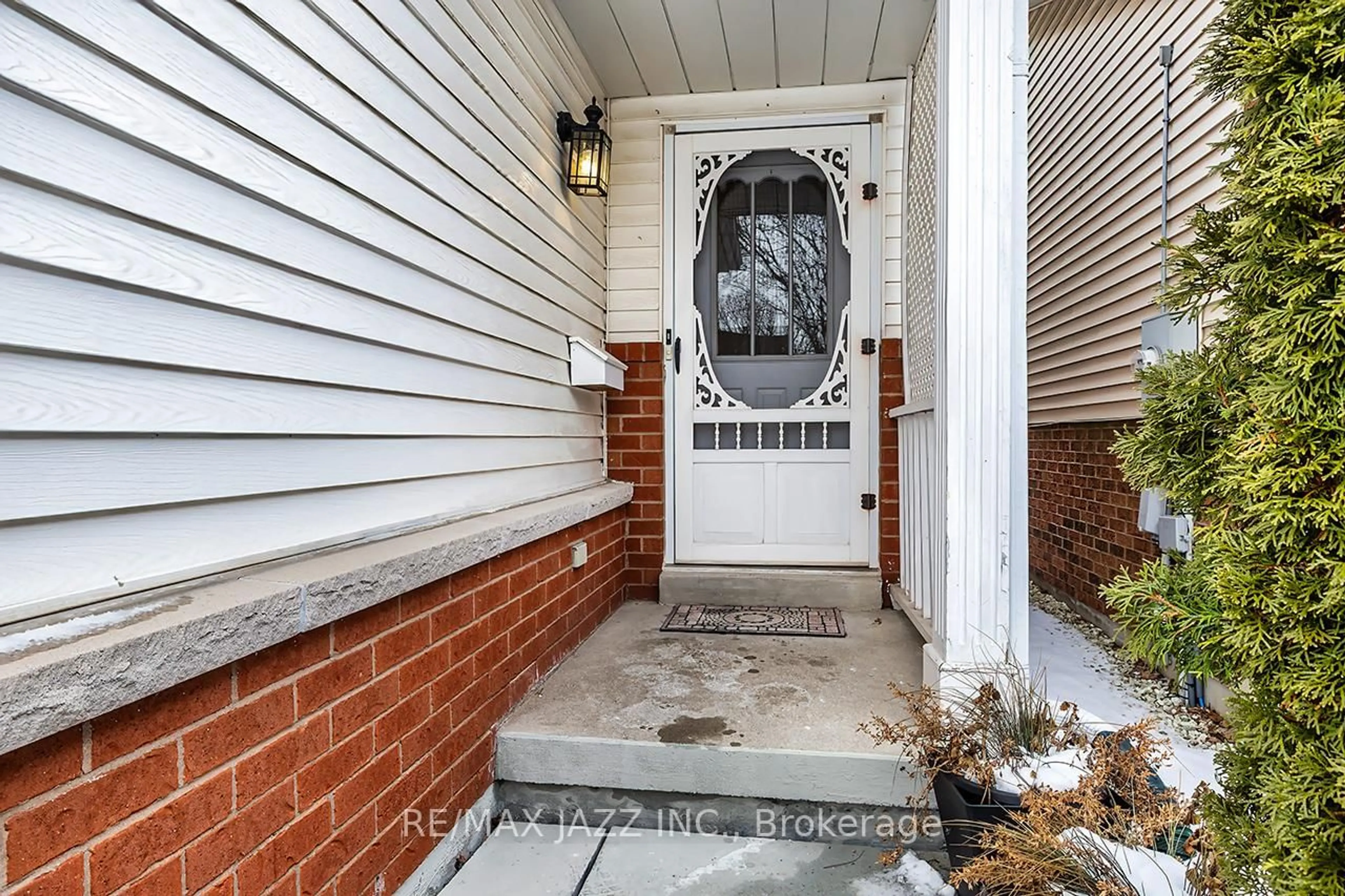 Indoor entryway for 49 Hemmingway Dr, Clarington Ontario L1E 2C7