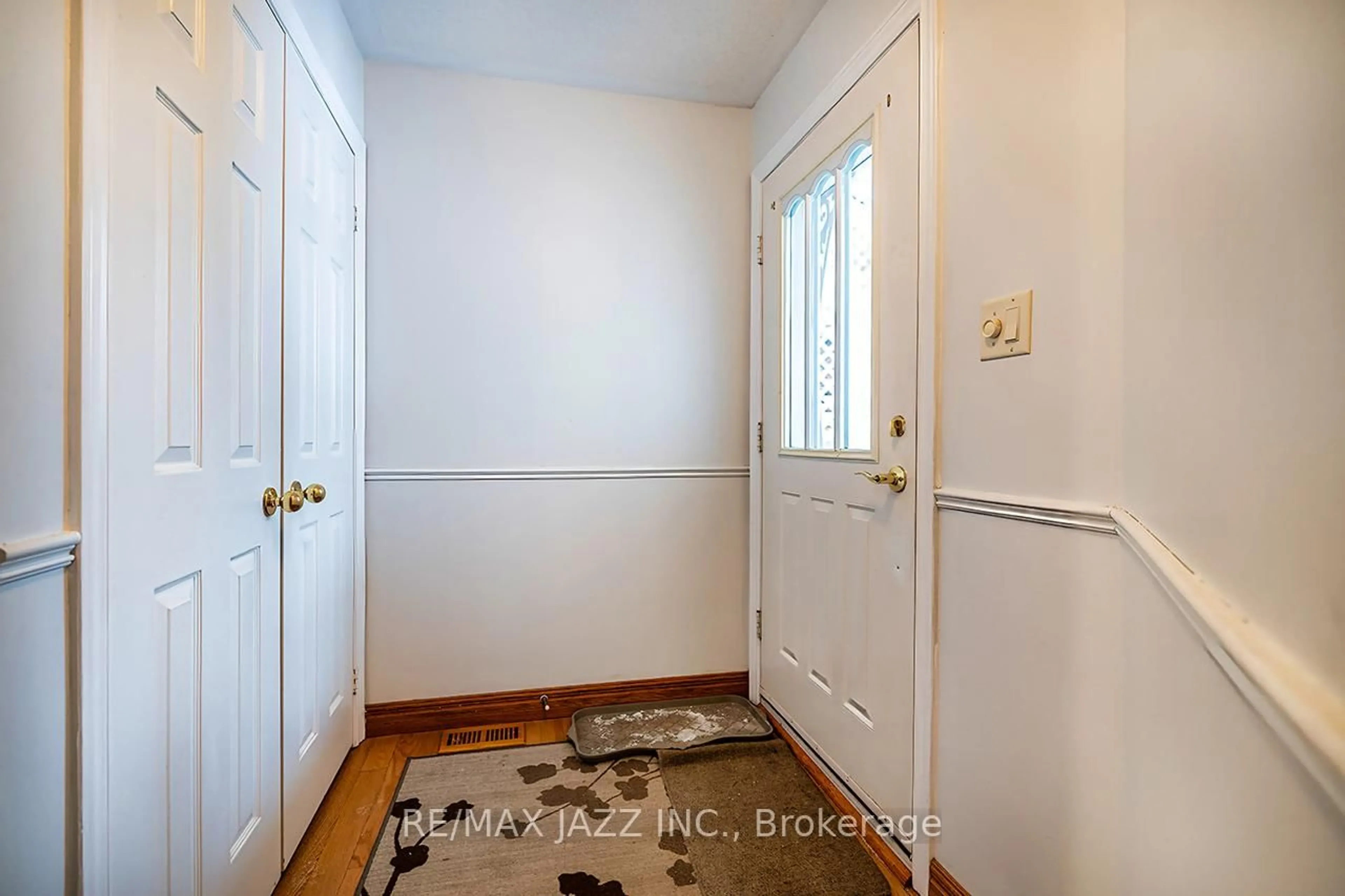 Indoor entryway for 49 Hemmingway Dr, Clarington Ontario L1E 2C7