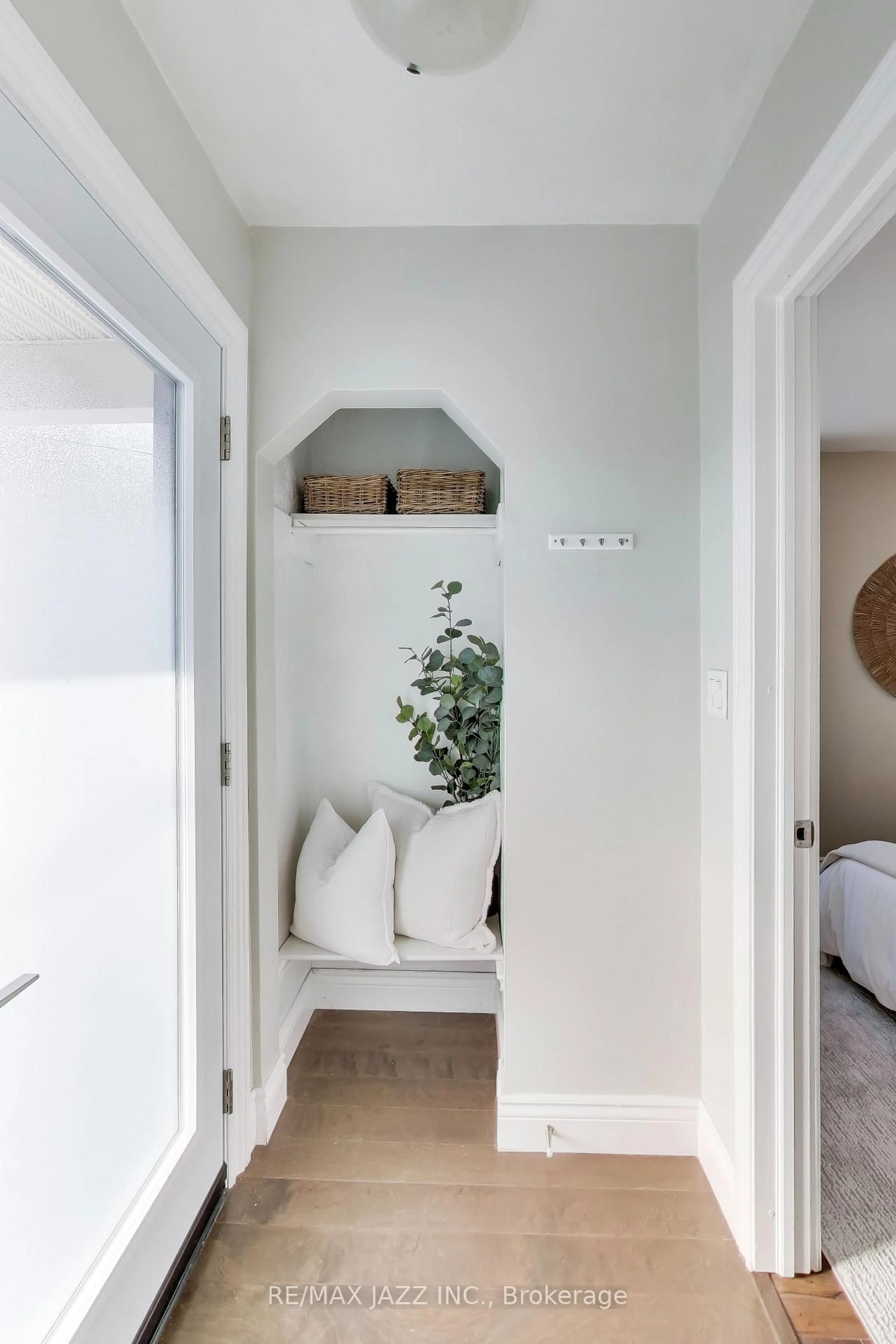 Indoor entryway for 699 Hortop St, Oshawa Ontario L1G 4N7