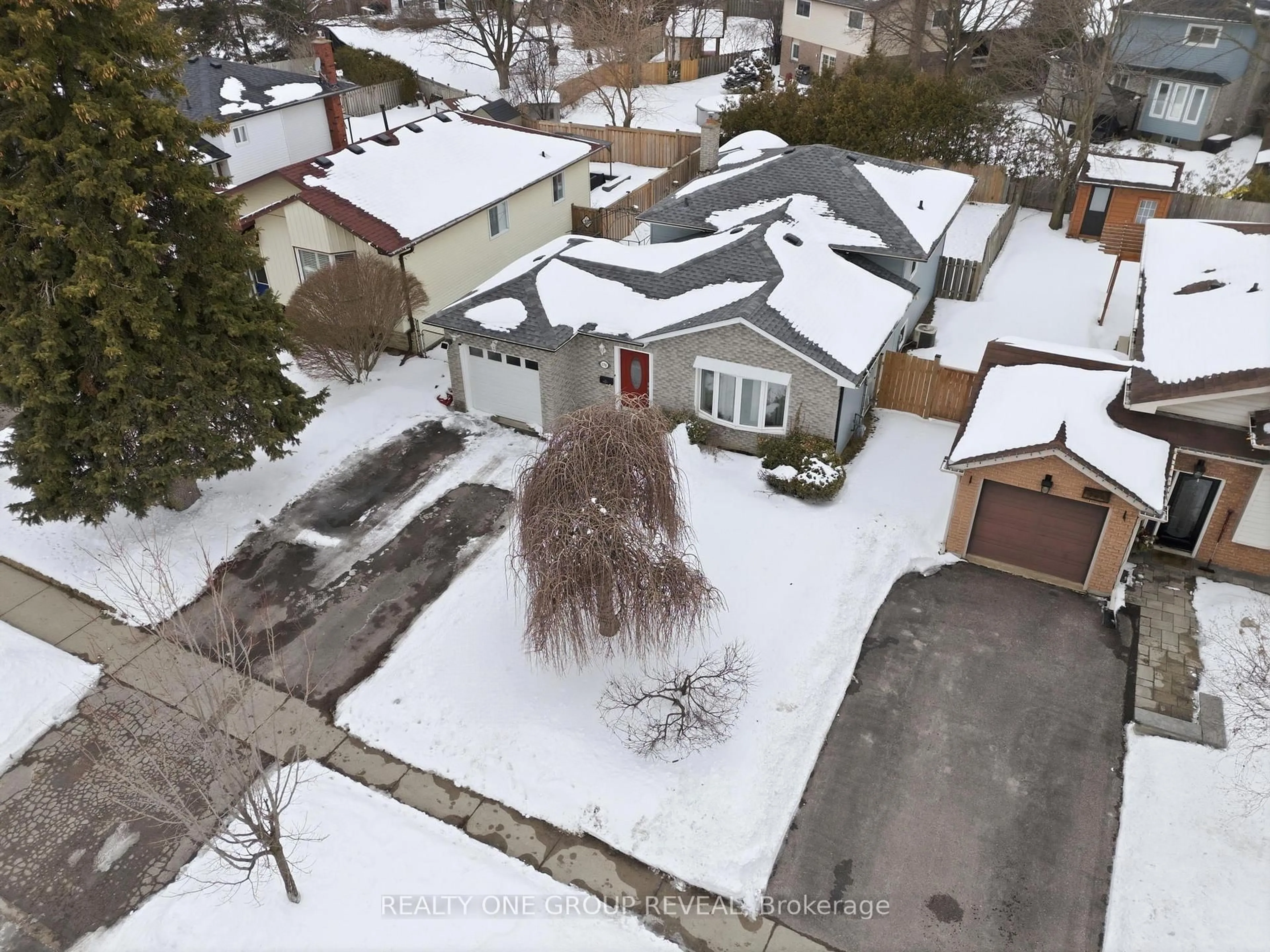 A pic from outside/outdoor area/front of a property/back of a property/a pic from drone, street for 170 Seneca Ave, Oshawa Ontario L1G 7S6