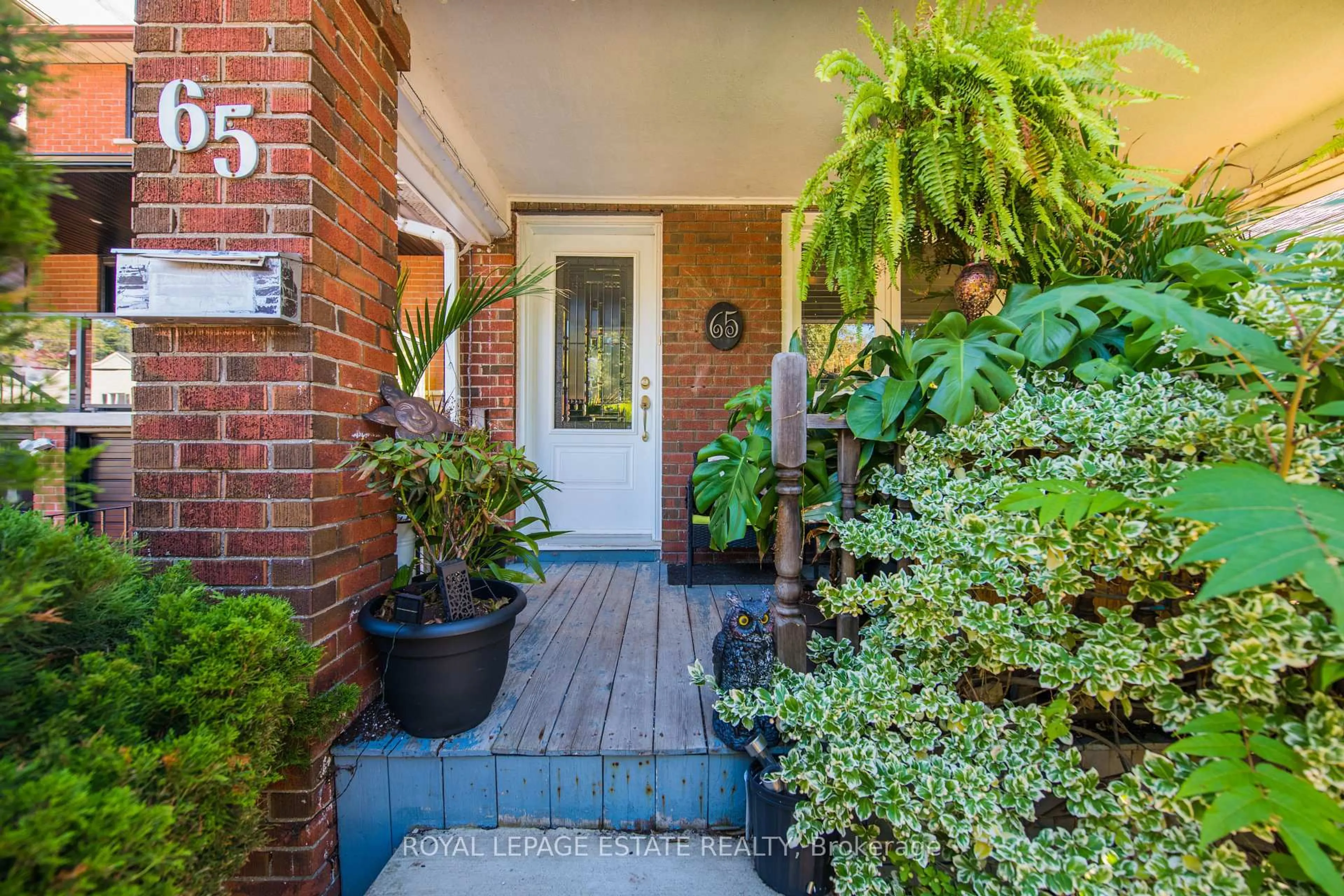 Indoor entryway for 65 Queensbury Ave, Toronto Ontario M1N 2X8