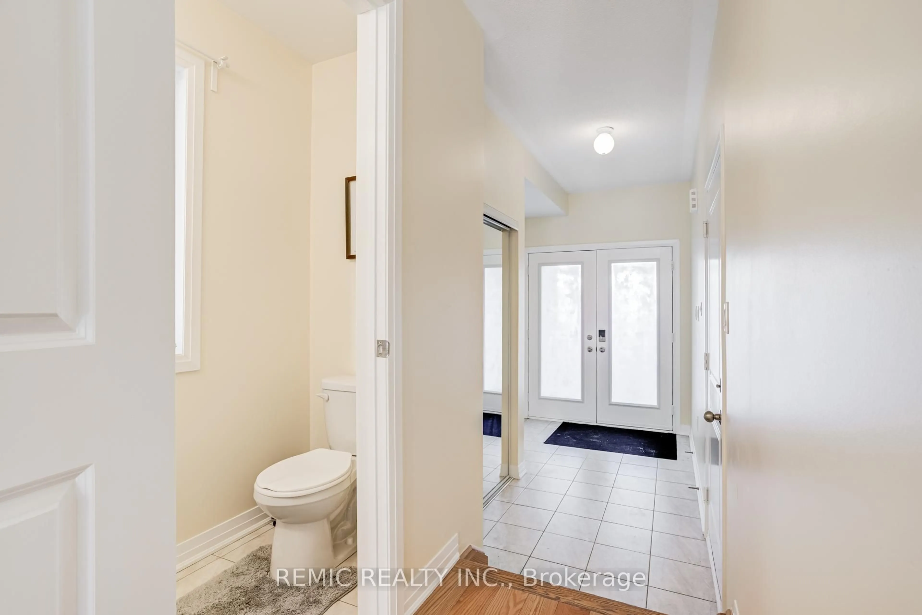 Indoor entryway for 36 Sailors Landing, Clarington Ontario L1C 7G4