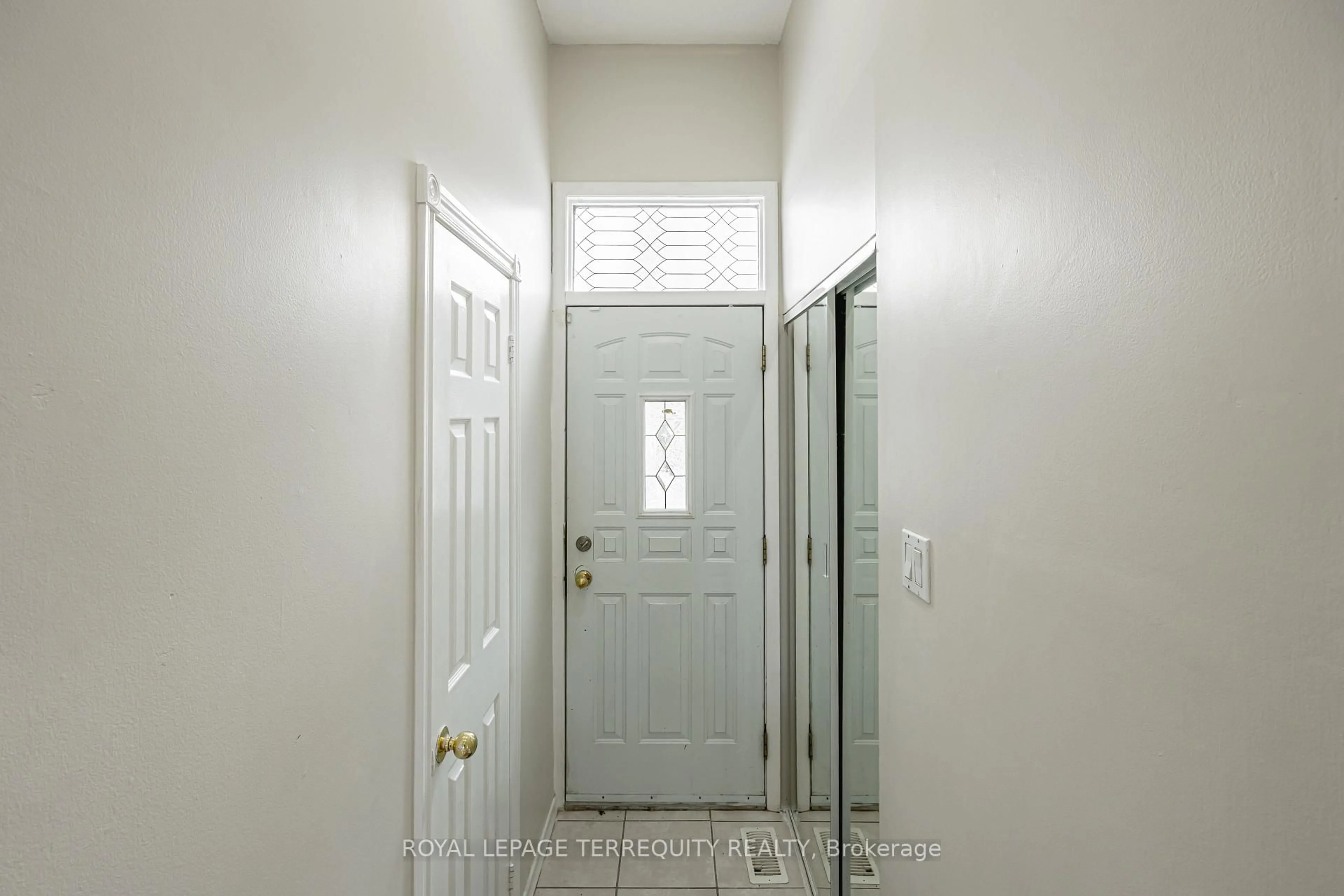 Indoor entryway for 1945 Denmar Rd #14, Pickering Ontario L1V 3E2