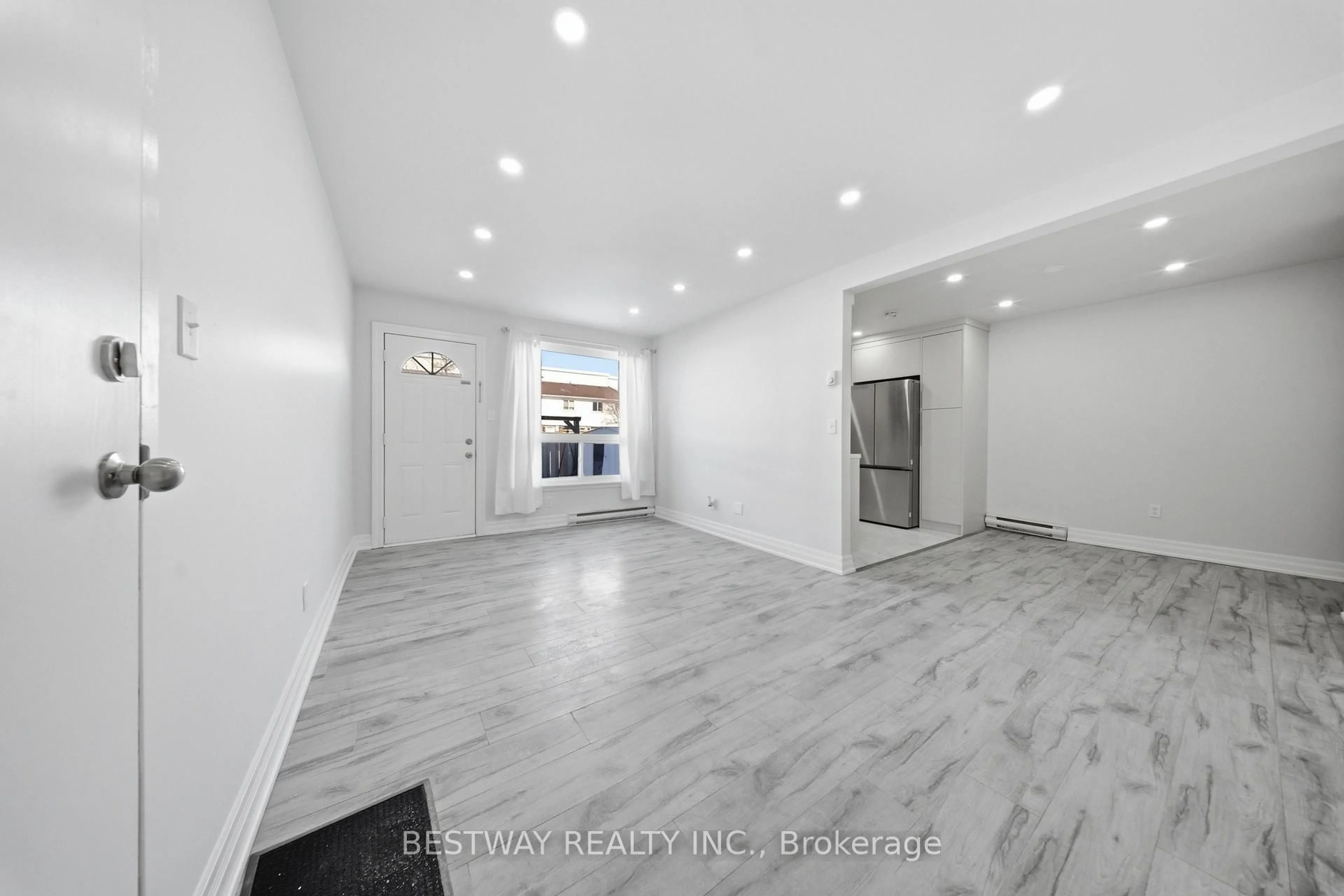 Indoor entryway for 401 Wentworth St #36, Oshawa Ontario L1J 6J1