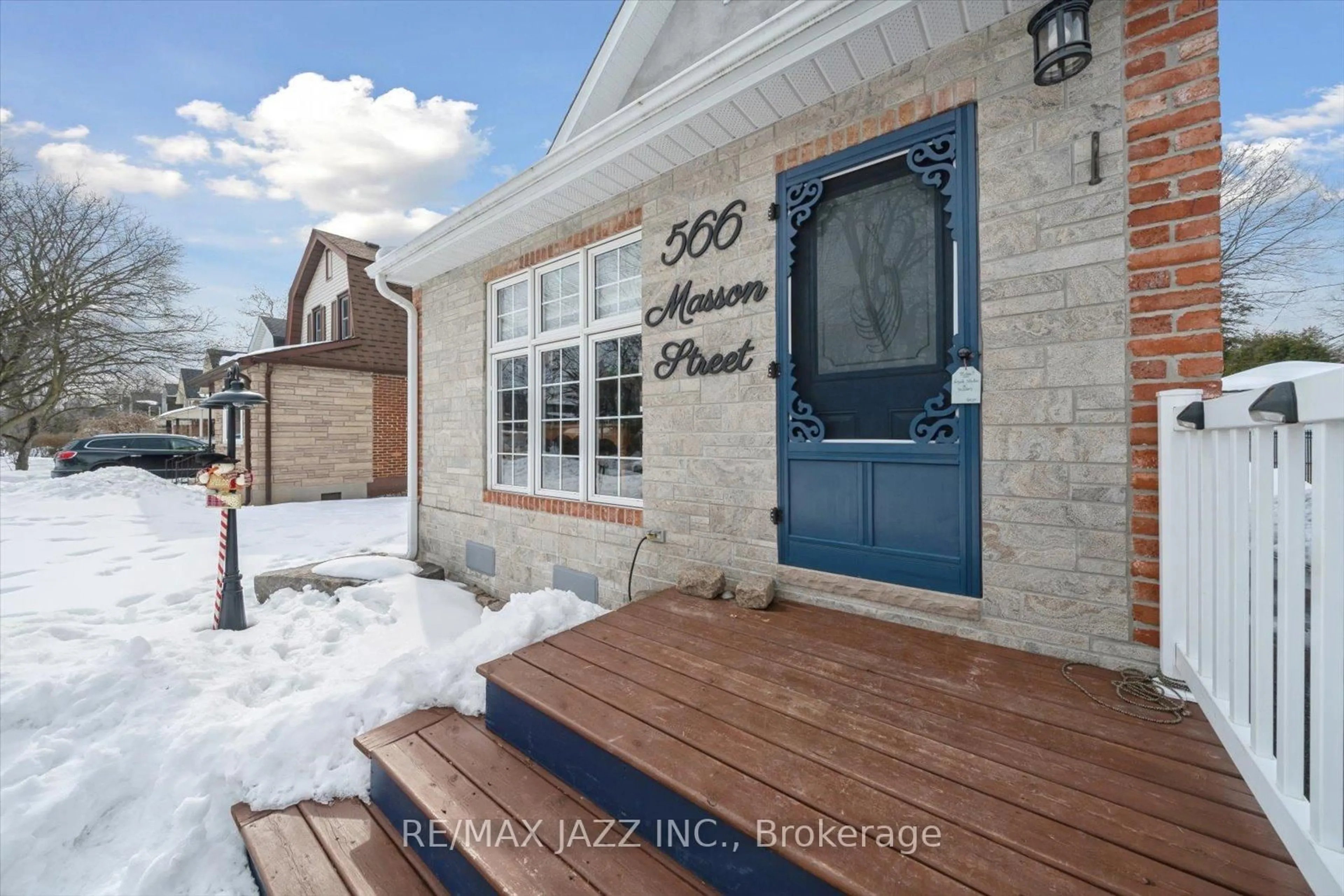 Indoor entryway for 566 Masson St, Oshawa Ontario L1G 5A3