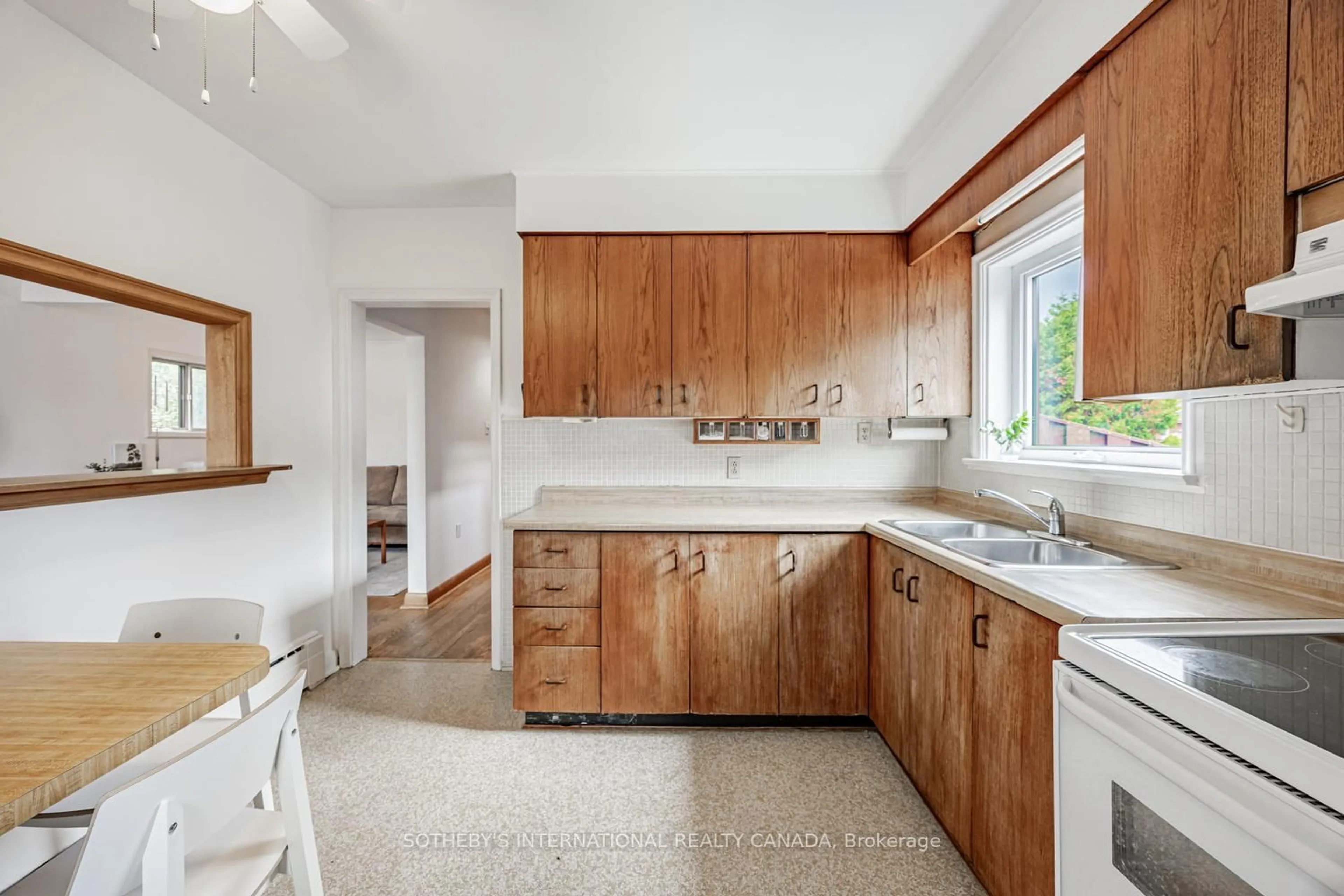 Standard kitchen, ceramic/tile floor for 21 Tripp Cres, Toronto Ontario M1P 1B4