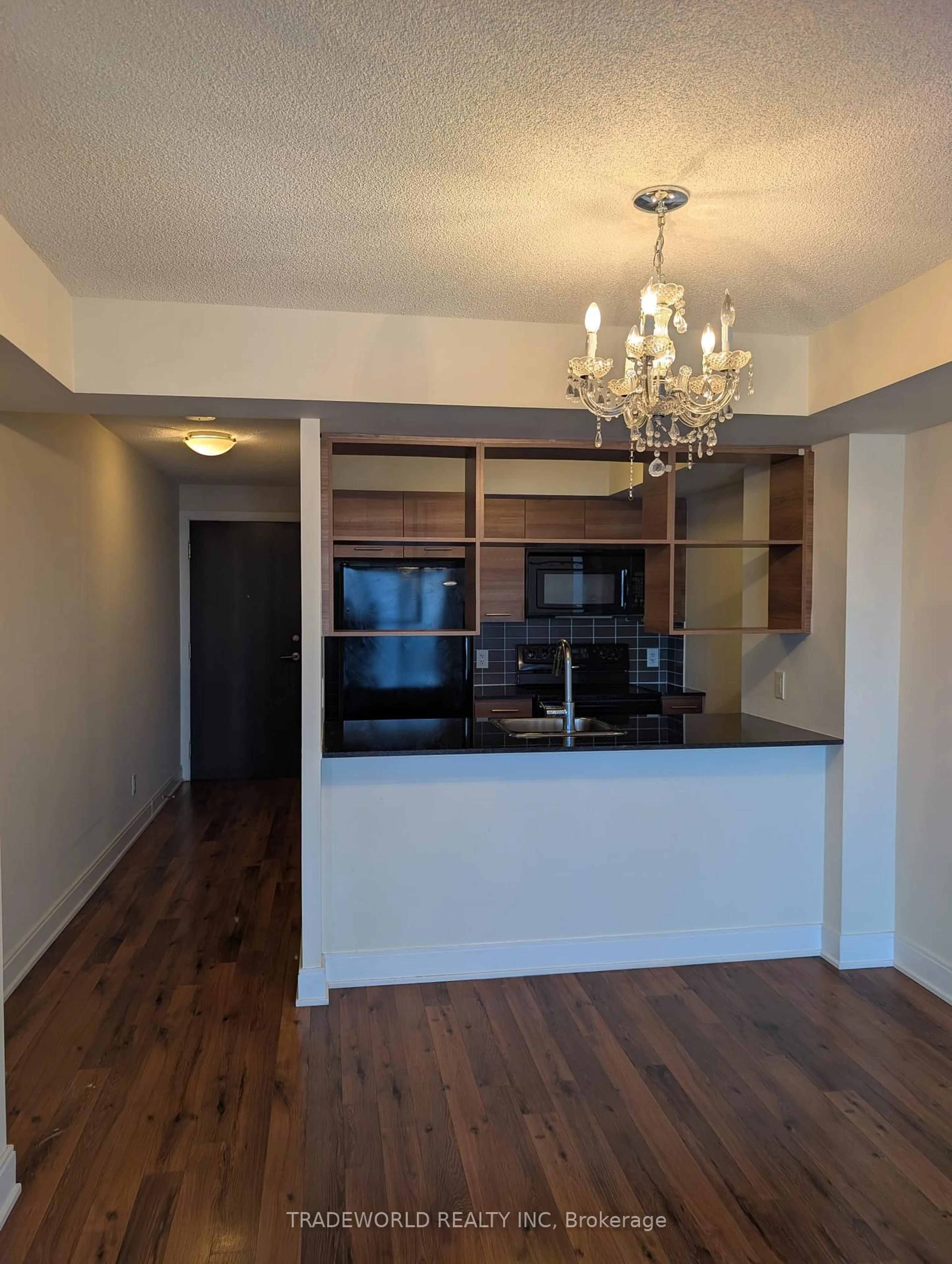 Open concept kitchen, wood/laminate floor for 135 Village Green Sq #1622, Toronto Ontario M1S 0G4